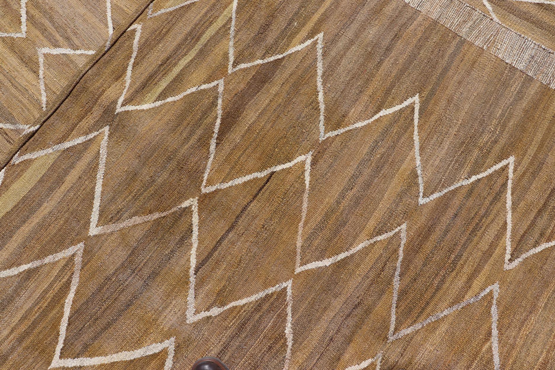 Kilim in lana intrecciato a mano a trama piatta con disegni geometrici in color calendula e avorio in vendita 5