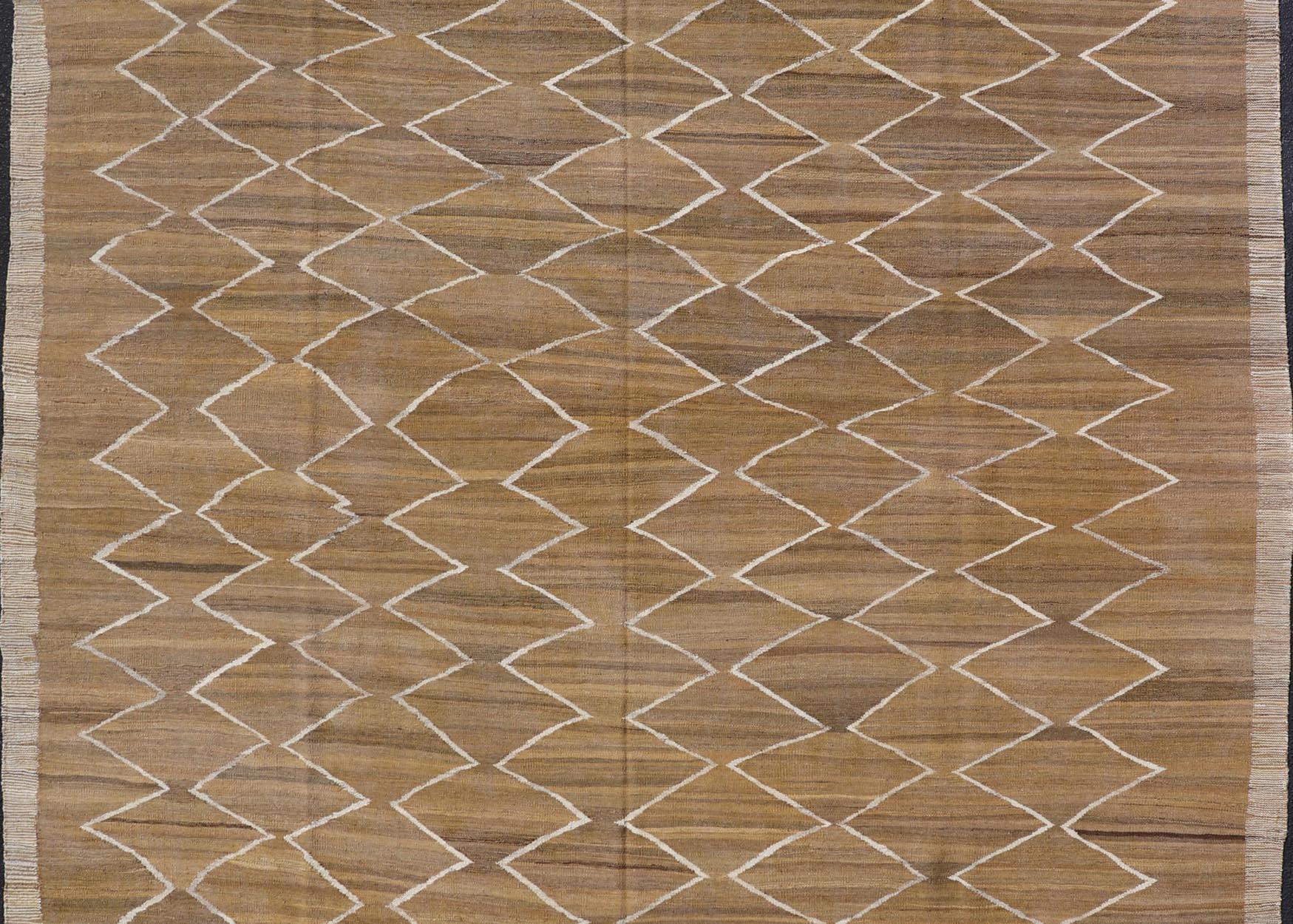 Hand-Woven Flatweave Kilim in Wool with Sub-Geometric Design in Marigold & Ivory In Excellent Condition For Sale In Atlanta, GA