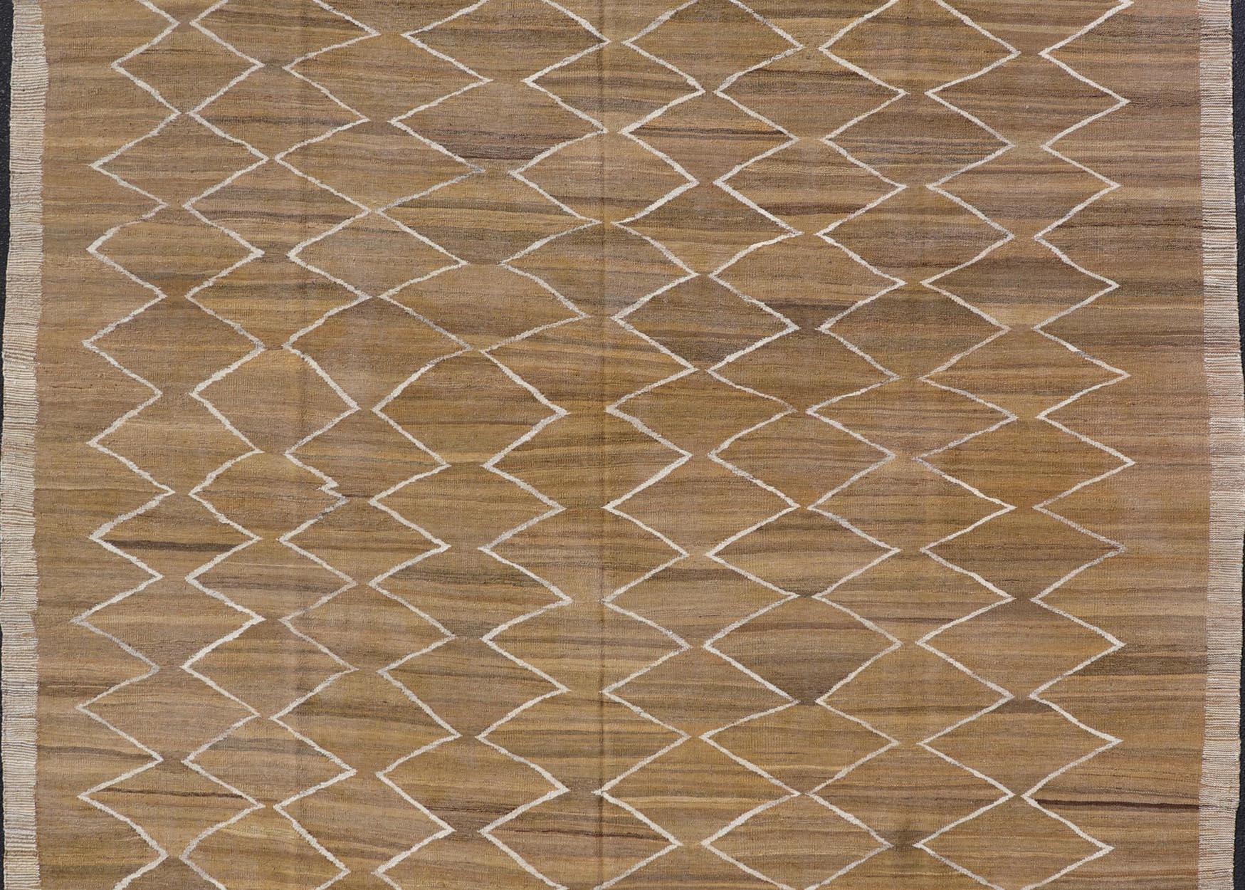 Tessuto a mano Kilim in lana intrecciato a mano a trama piatta con disegni geometrici in color calendula e avorio in vendita