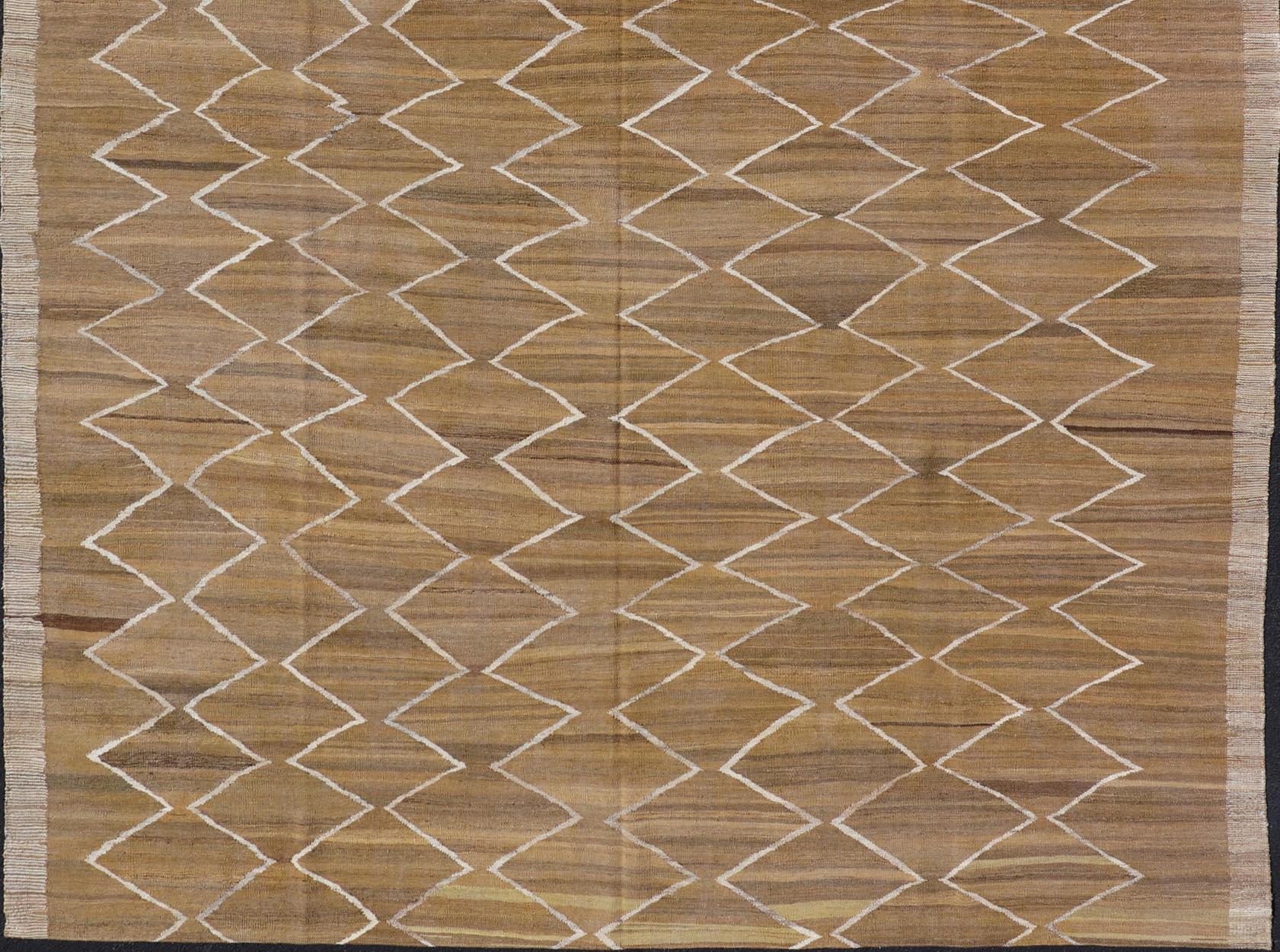 Kilim in lana intrecciato a mano a trama piatta con disegni geometrici in color calendula e avorio In condizioni ottime in vendita a Atlanta, GA