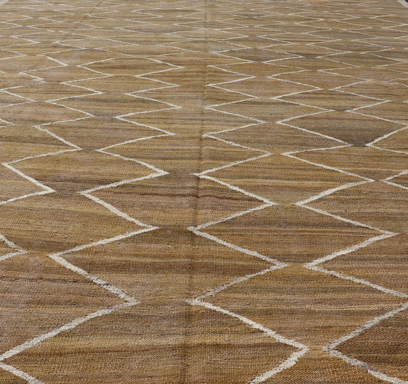 Lana Kilim in lana intrecciato a mano a trama piatta con disegni geometrici in color calendula e avorio in vendita