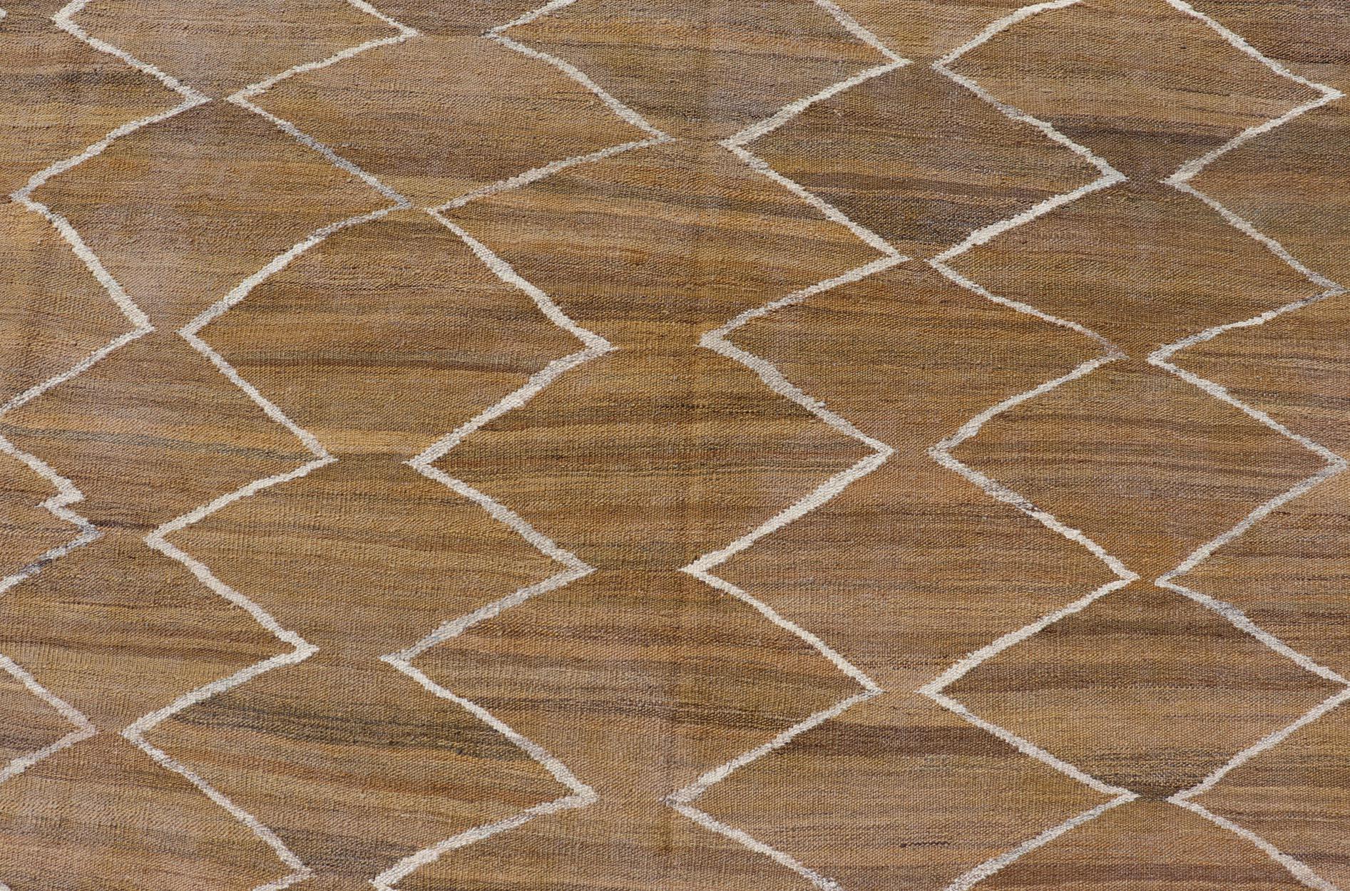 Kilim in lana intrecciato a mano a trama piatta con disegni geometrici in color calendula e avorio in vendita 1