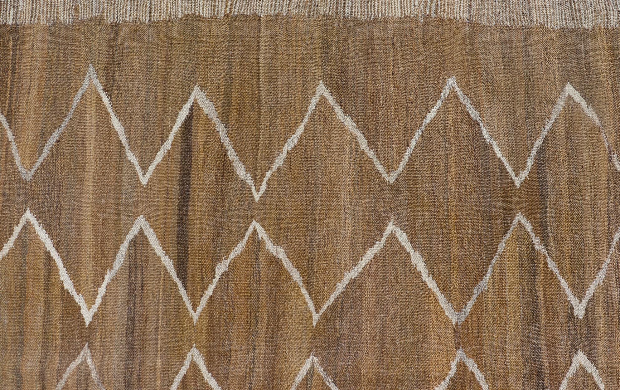 Kilim in lana intrecciato a mano a trama piatta con disegni geometrici in color calendula e avorio in vendita 2
