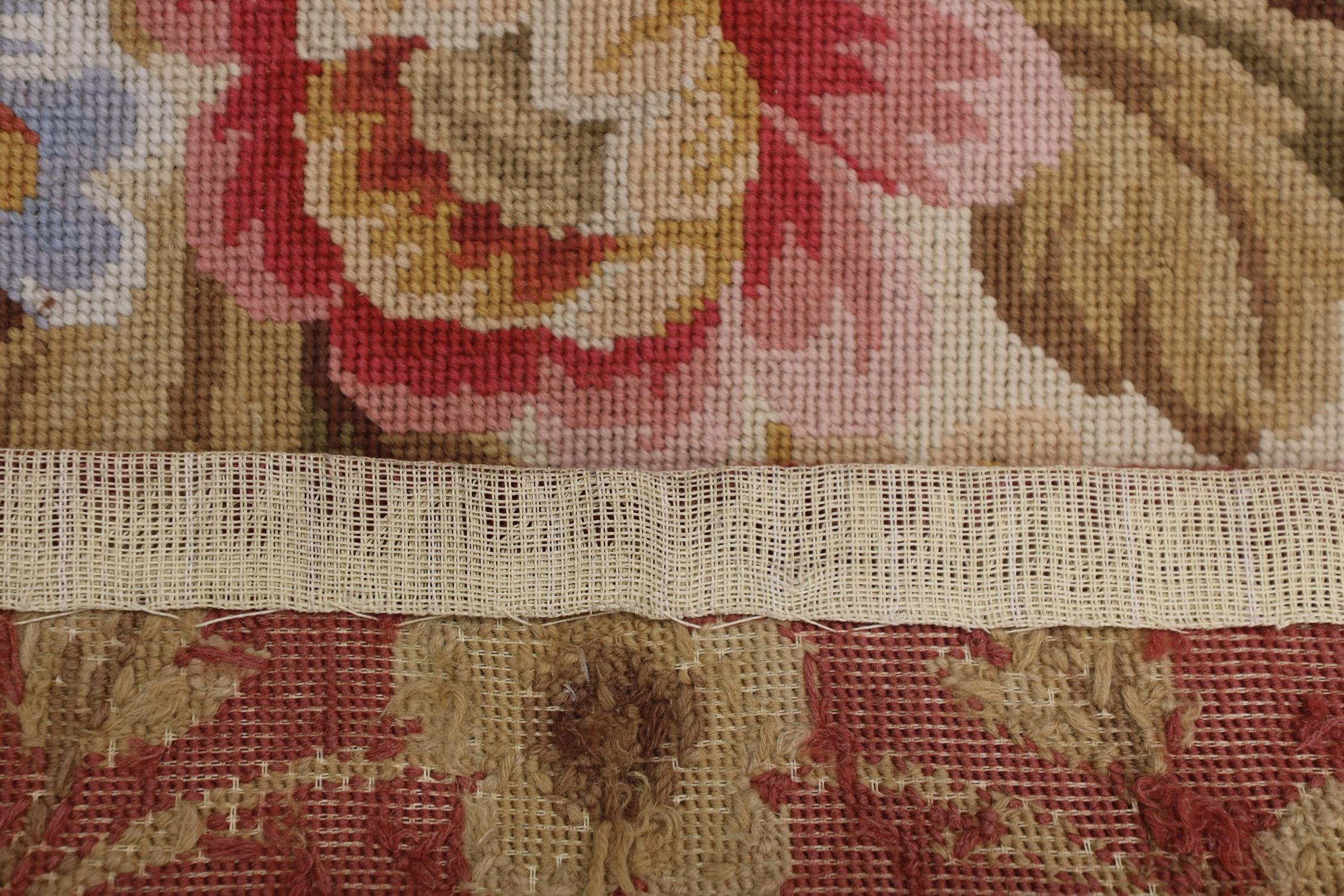 Aubusson-Teppich im französischen Stil, geblümter roter Gobelinstickerei (Stickerei) im Angebot