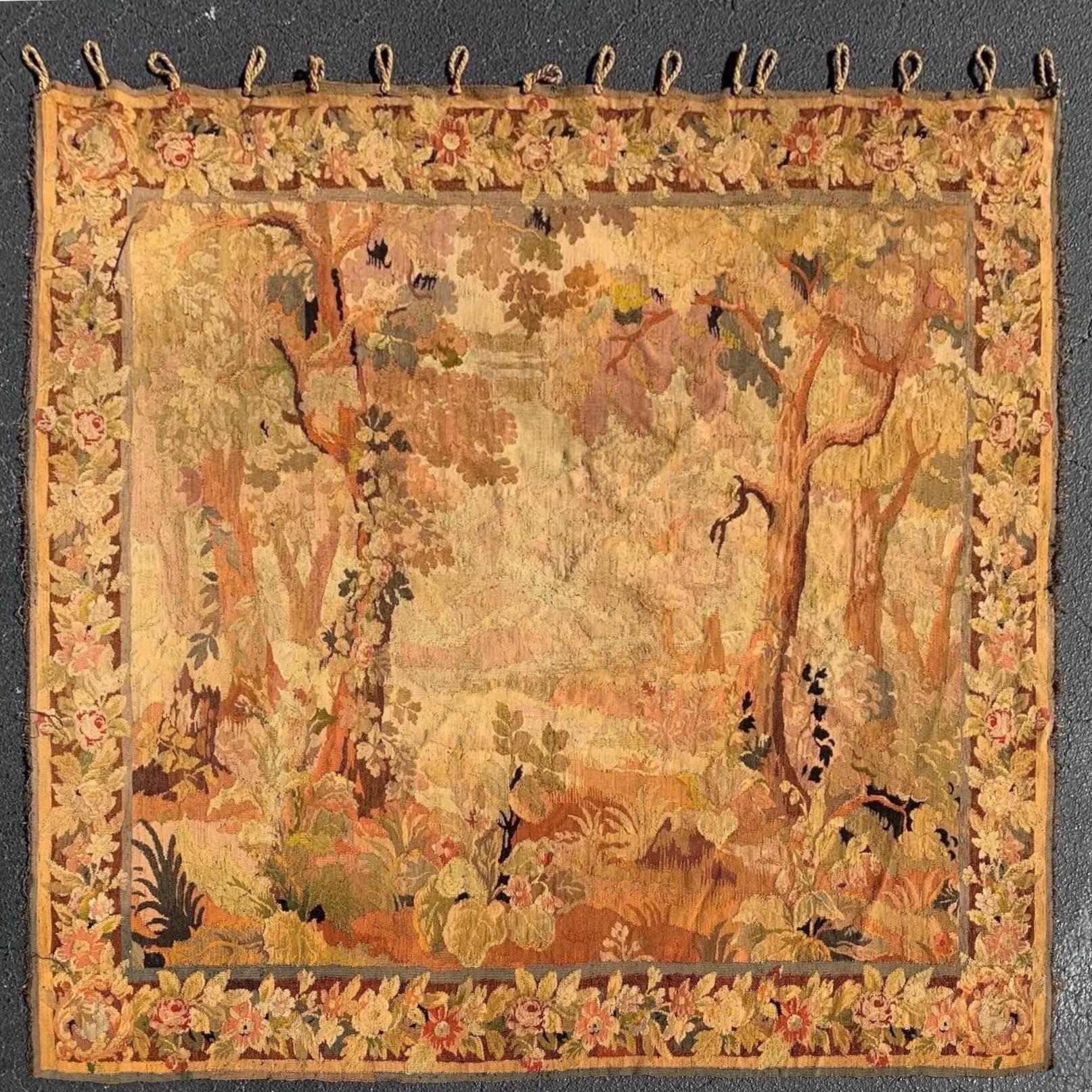 Tapiz tejido a mano, representa una escena de bosque con un rico borde floral. En excelente estado y siempre ha estado montada en la pared. Fabricado en Francia, hacia 1890.