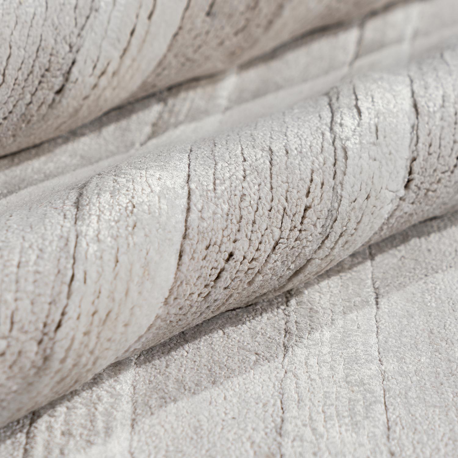 Tapis en viscose abstrait gris tissé à la main, 8' X 10'. Un nouveau tapis contemporain tissé à la main en viscose pour un aspect et un toucher doux et soyeux.

