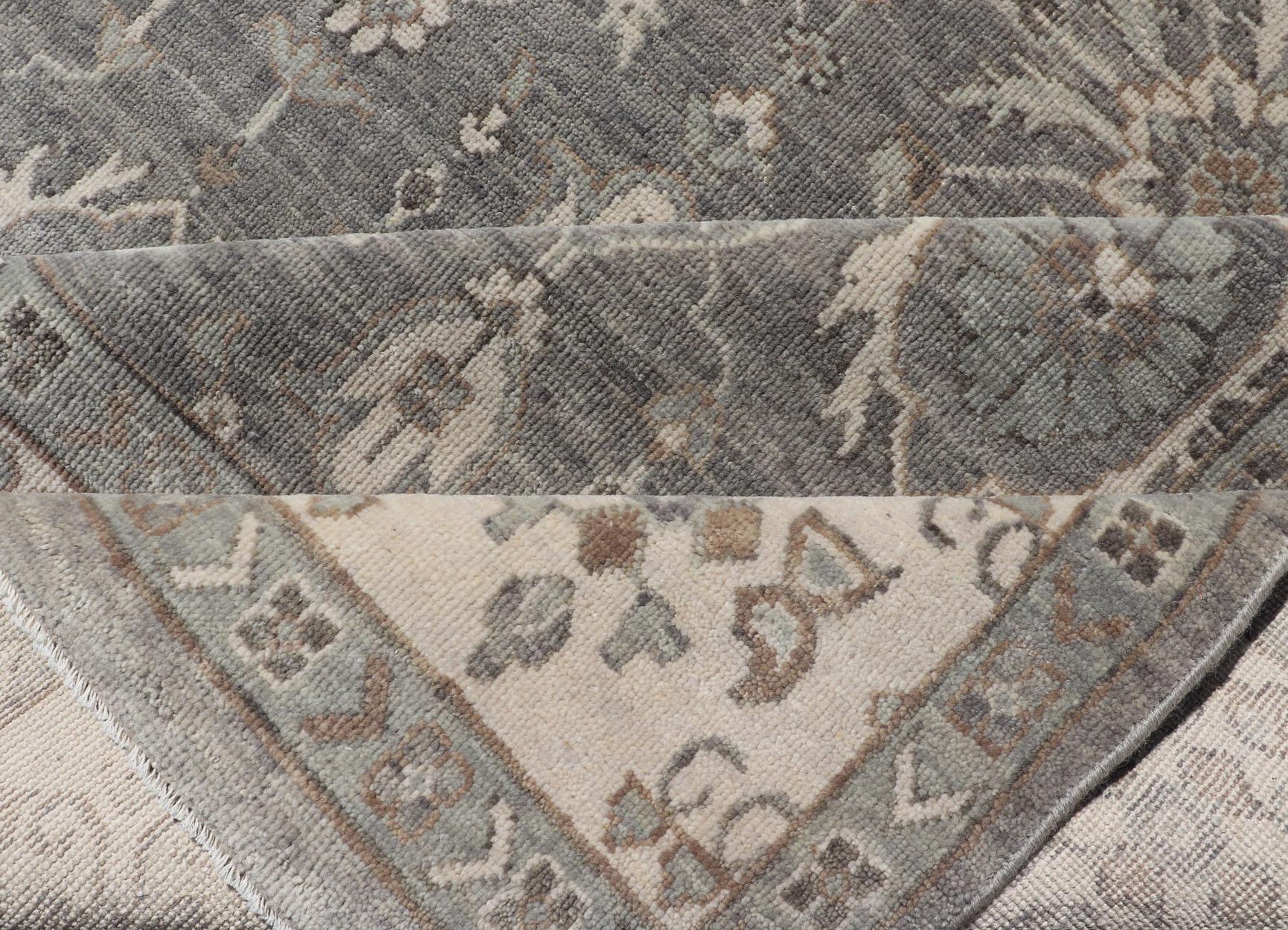 Tappeto indiano Oushak tessuto a mano nei toni del kaki, del grigio e del taupe 8'1 x 12'2 in vendita 2