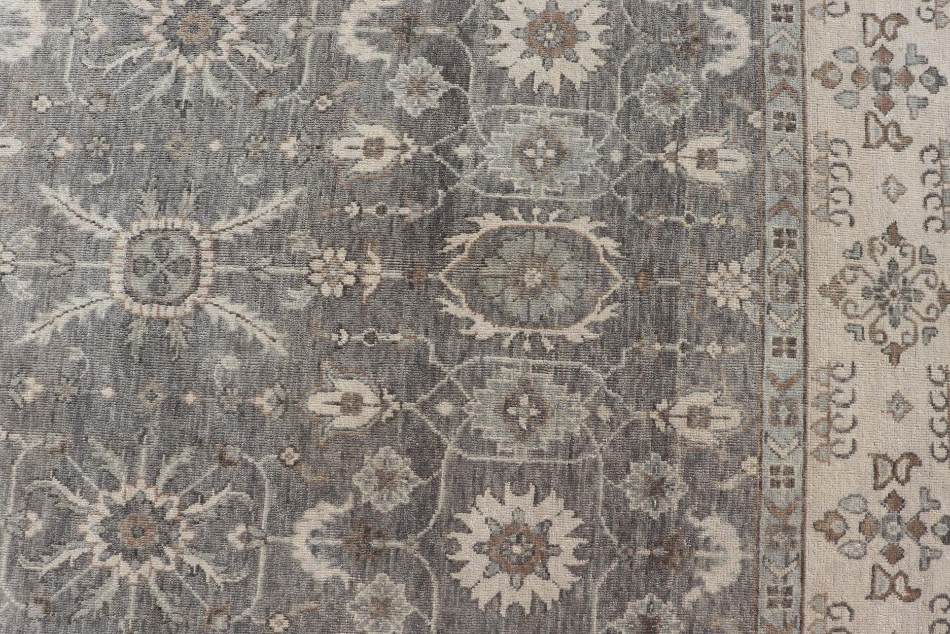 Tappeto per l'area indiana Oushak tessuto a mano nei toni del kaki e del taupe

  Misura 8'1 x 12'2 

Paese di origine: India  Tipo: Oushak  Design/One: All-Over, floreale; Tappeto indiano Oushak tessuto a mano nei toni del kaki e del taupe; Keivan