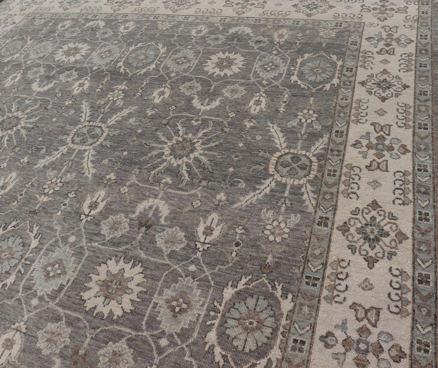 Tabriz Tappeto indiano Oushak tessuto a mano nei toni del kaki, del grigio e del taupe 8'1 x 12'2 in vendita