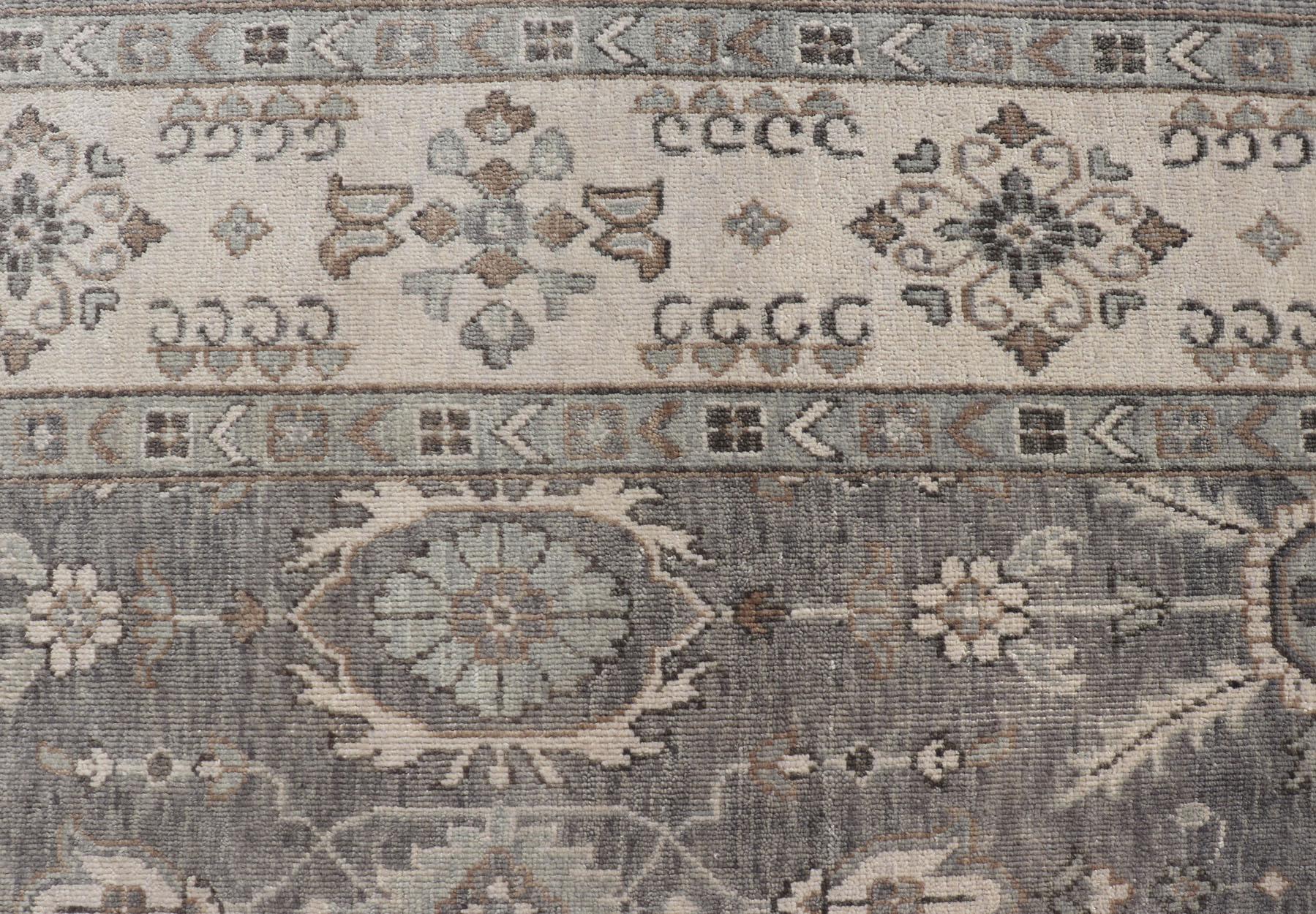 Annodato a mano Tappeto indiano Oushak tessuto a mano nei toni del kaki, del grigio e del taupe 8'1 x 12'2 in vendita