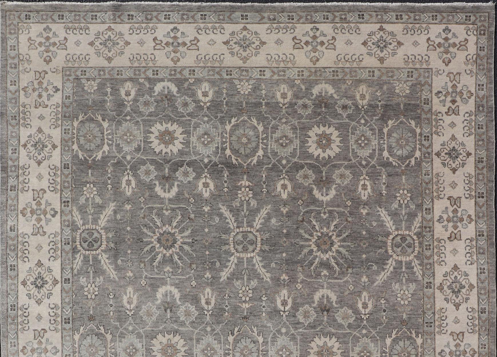 Tappeto indiano Oushak tessuto a mano nei toni del kaki, del grigio e del taupe 8'1 x 12'2 In condizioni ottime in vendita a Atlanta, GA