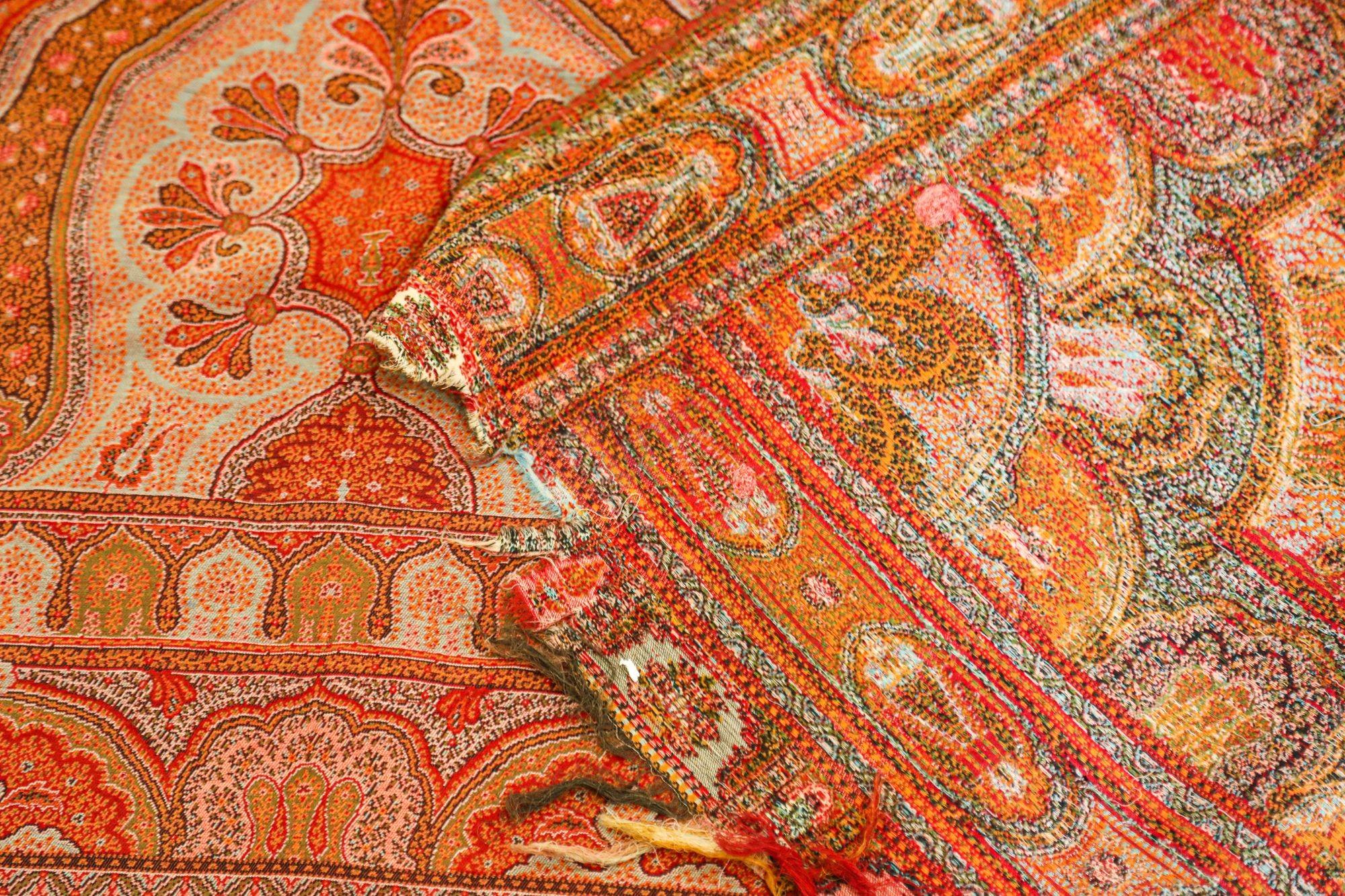 Scialle tessile asiatico Kashmir Paisley tessuto a mano 1850-1890 in vendita 2