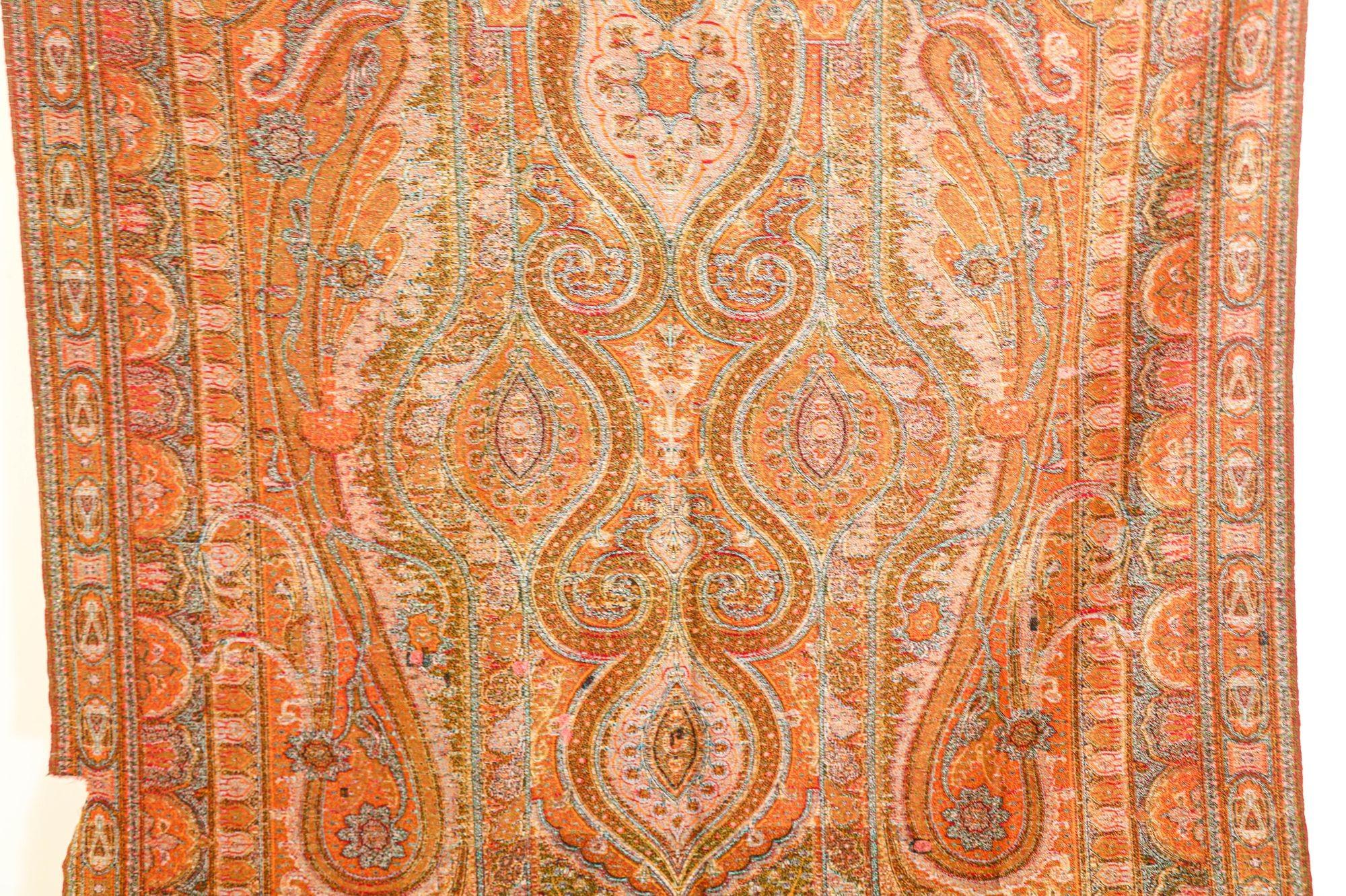 Scialle tessile asiatico Kashmir Paisley tessuto a mano 1850-1890 in vendita 3