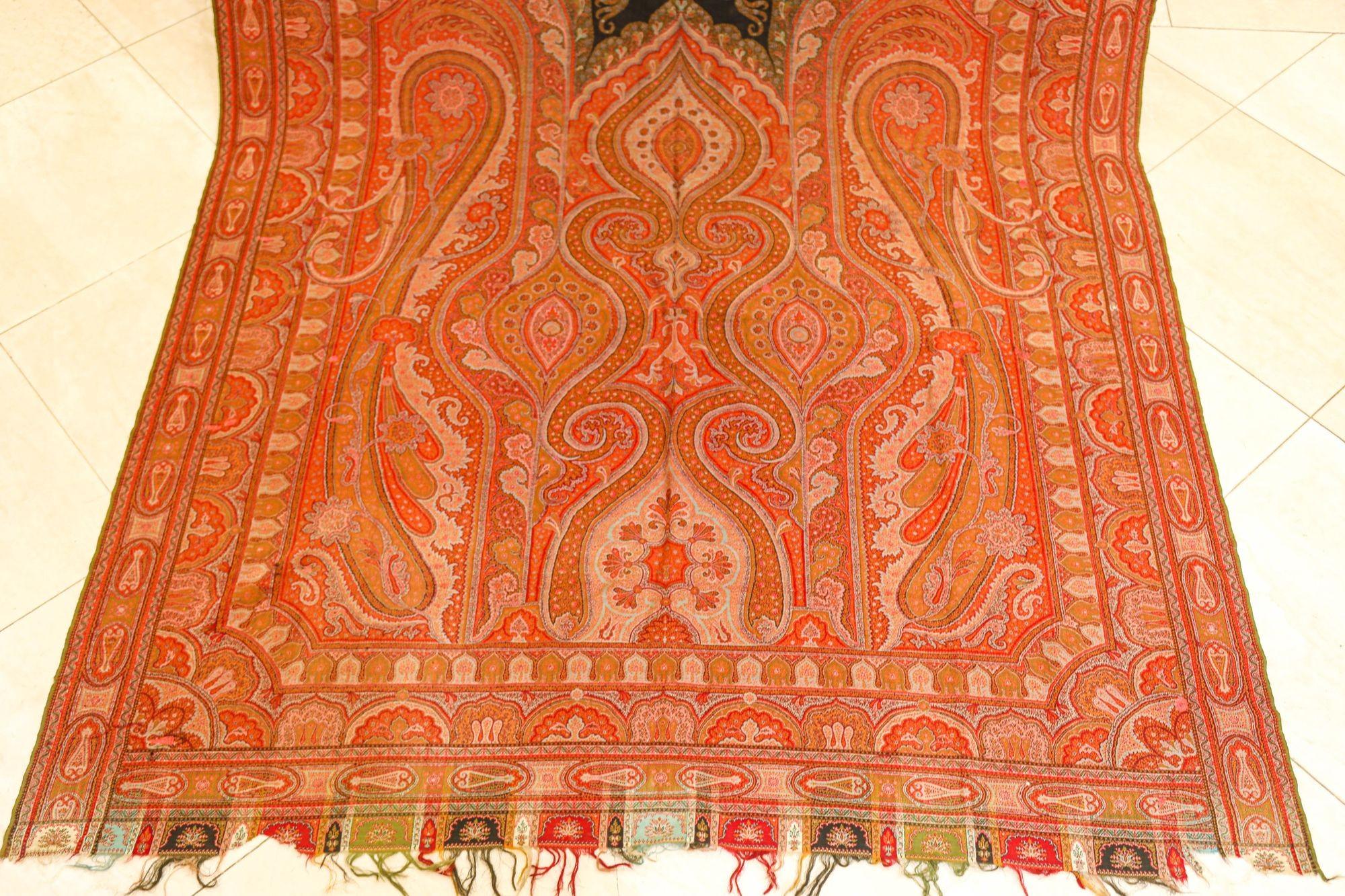 Scialle tessile asiatico Kashmir Paisley tessuto a mano 1850-1890 in vendita 9