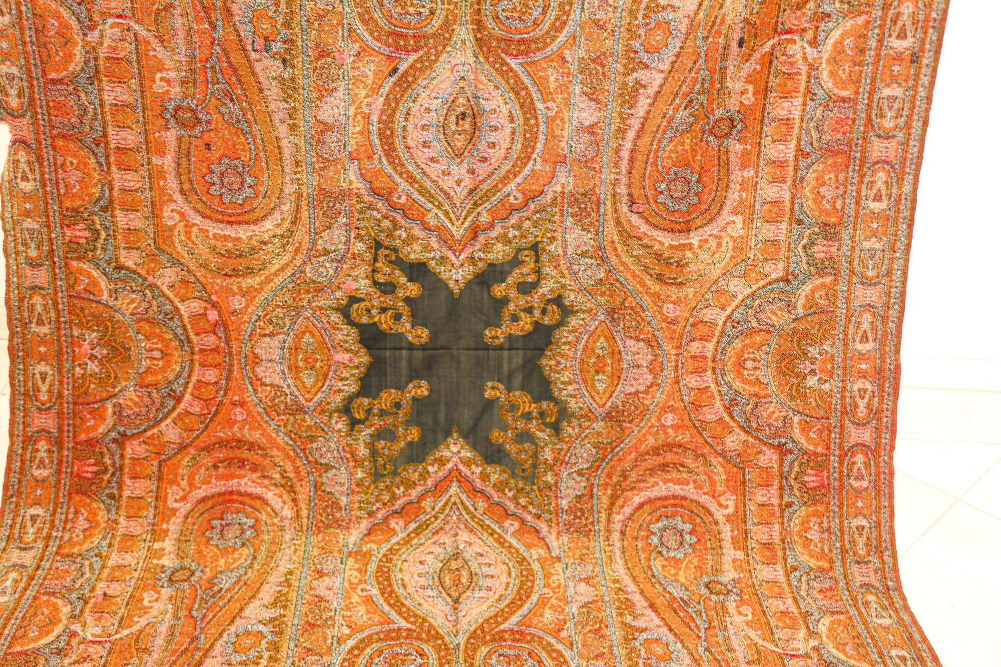 Scialle tessile asiatico Kashmir Paisley tessuto a mano 1850-1890 in vendita 10