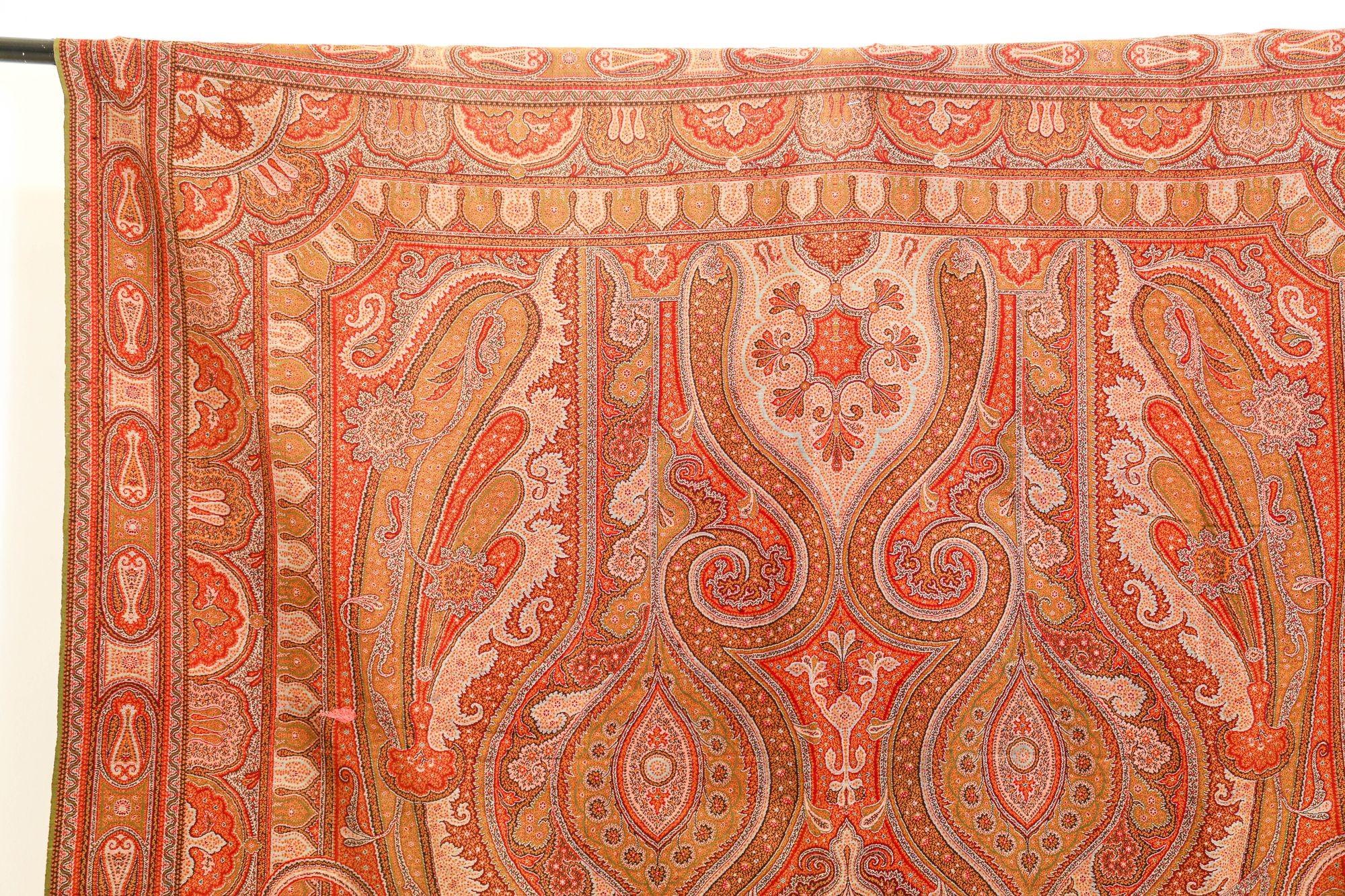Scialle tessile Kashmir Paisley tessuto a mano 1850-1890.
Scialle Kashmir Paisley della fine del XIX secolo.
Scialle anglo-indiano tessuto a mano in lana, con colori naturali in tintura, con telaio a mano Jacquard.
Bordura con nicchie ispirate alle