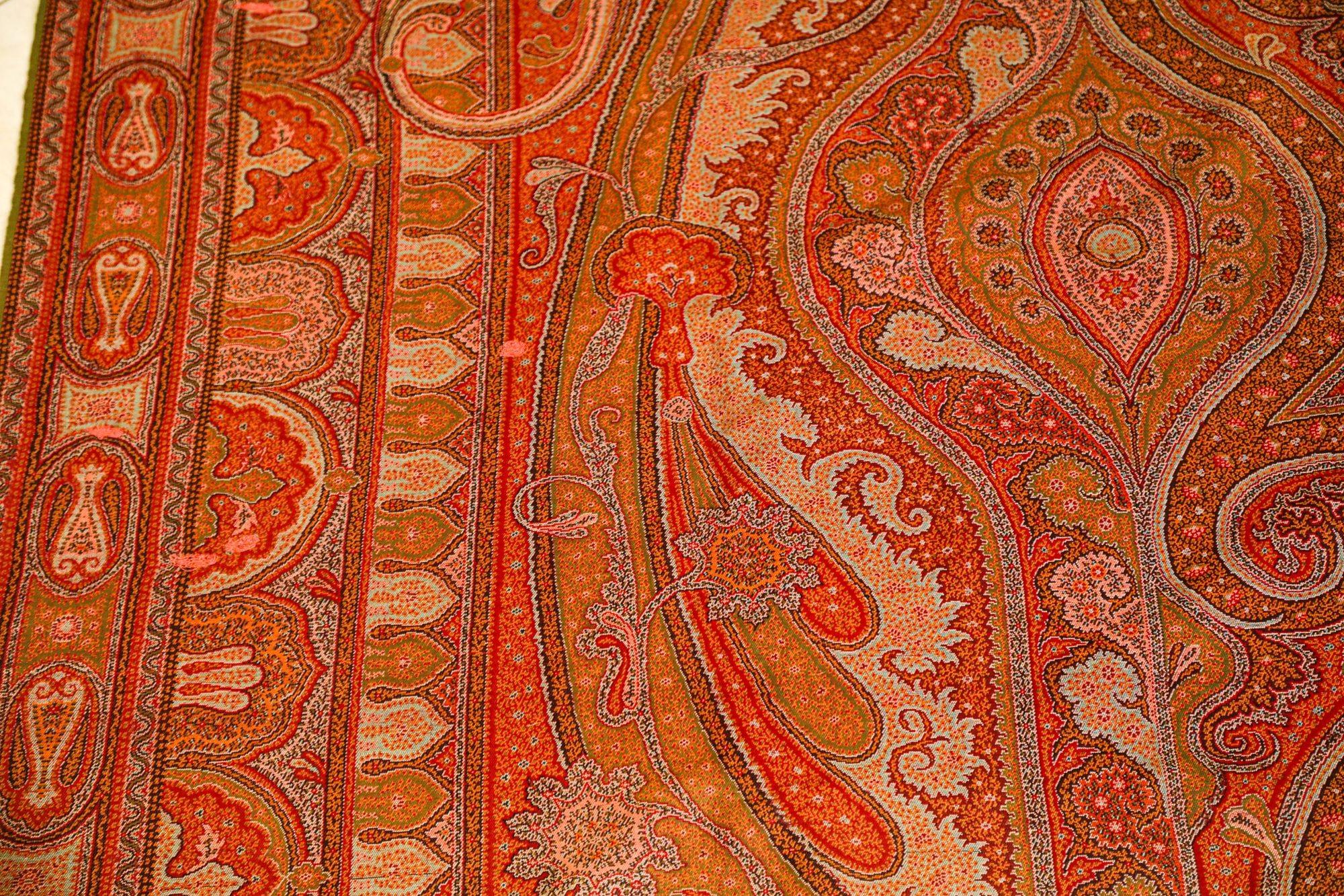 Fatto a mano Scialle tessile asiatico Kashmir Paisley tessuto a mano 1850-1890 in vendita