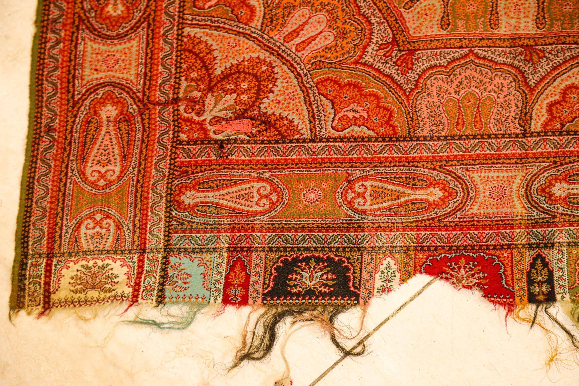 Scialle tessile asiatico Kashmir Paisley tessuto a mano 1850-1890 In condizioni discrete in vendita a North Hollywood, CA