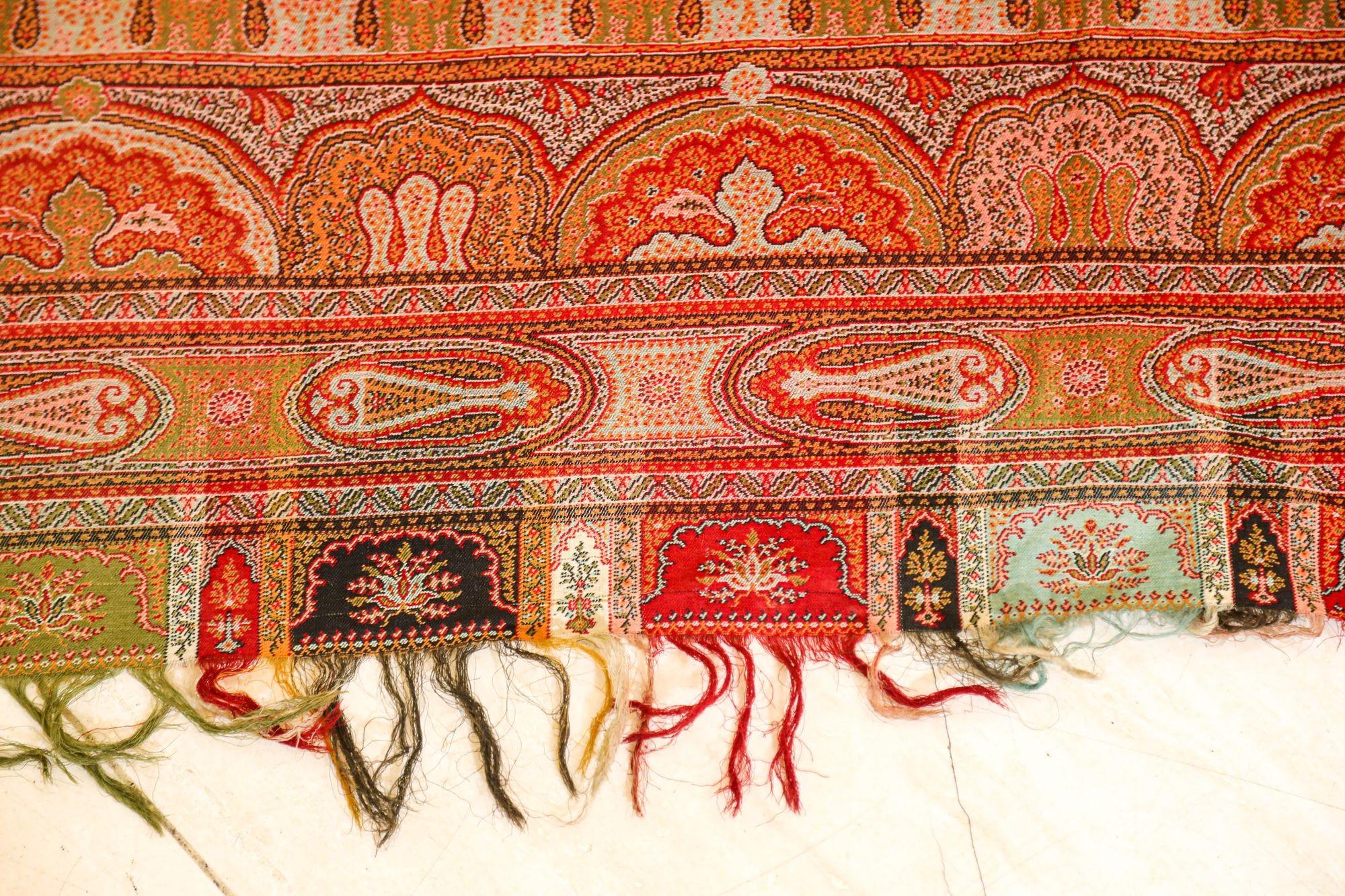 XIX secolo Scialle tessile asiatico Kashmir Paisley tessuto a mano 1850-1890 in vendita