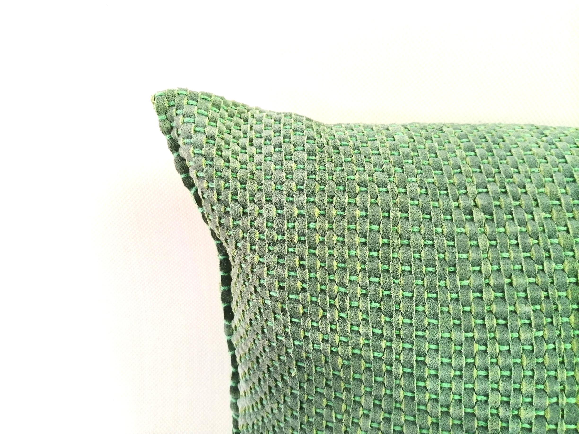Allemand Tissé à la main  Coussin en cuir vert vif de forme oblongue en vente