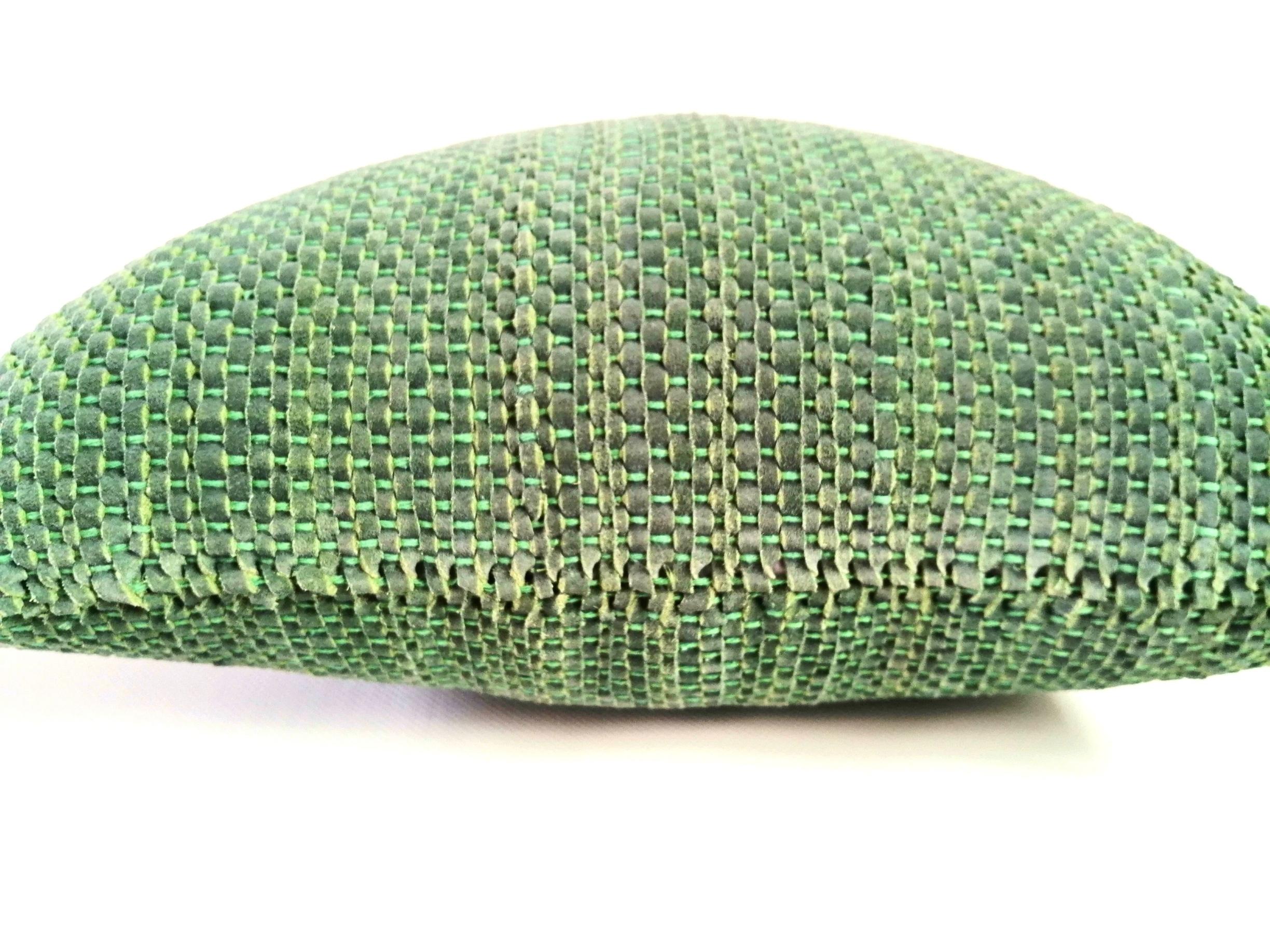 Tissé à la main  Coussin en cuir vert vif de forme oblongue Neuf - En vente à Hamburg, DE