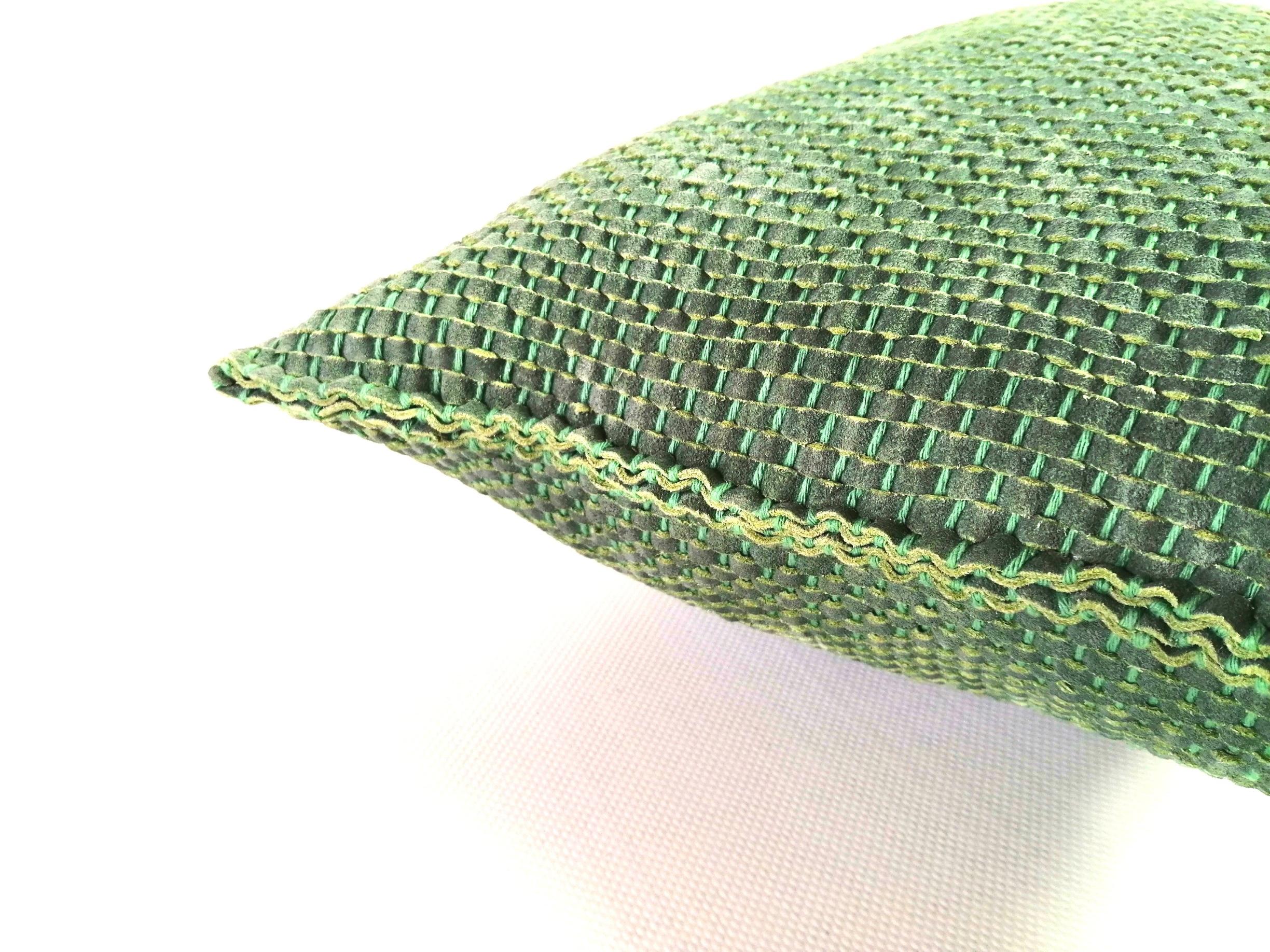 XXIe siècle et contemporain Tissé à la main  Coussin en cuir vert vif de forme oblongue en vente