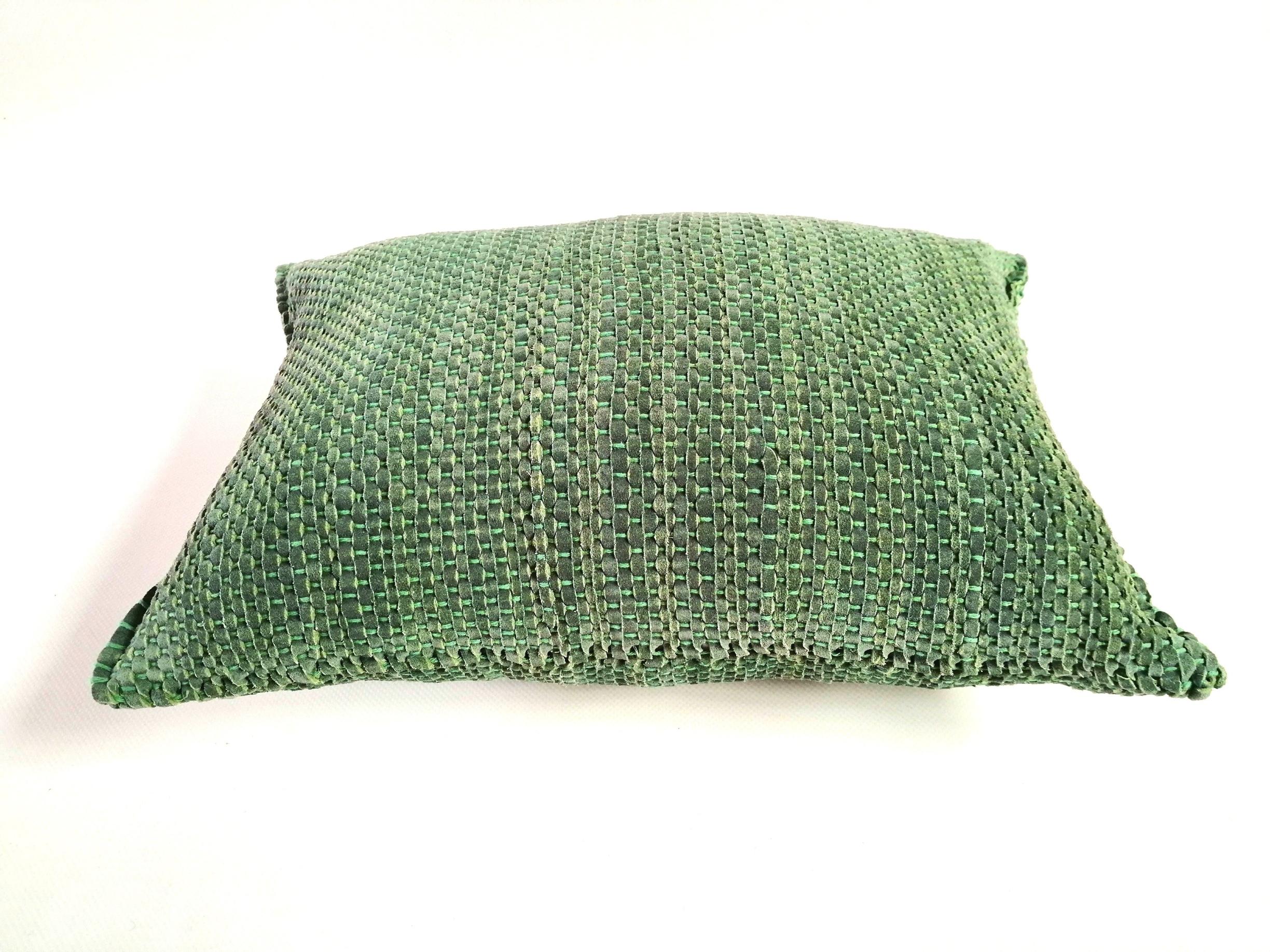 Cuir Tissé à la main  Coussin en cuir vert vif de forme oblongue en vente