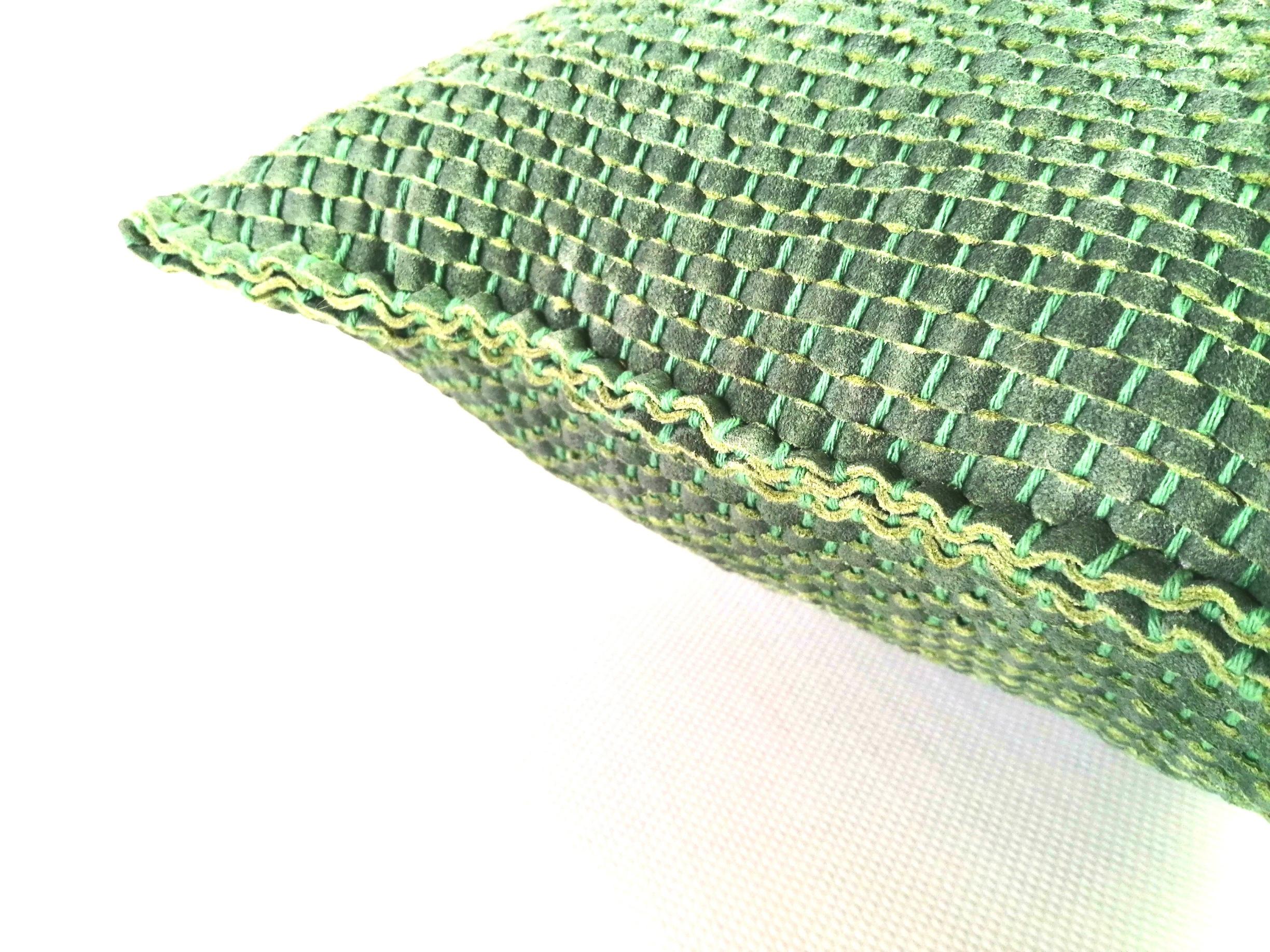 Tissé à la main  Coussin en cuir vert vif de forme oblongue en vente 1