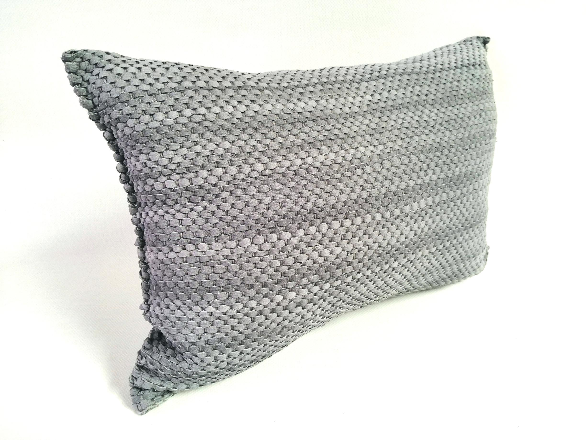 Moderno Tessuto a mano  Cuscino in pelle Colore Grigio Pallido - Blu Forma oblunga in vendita