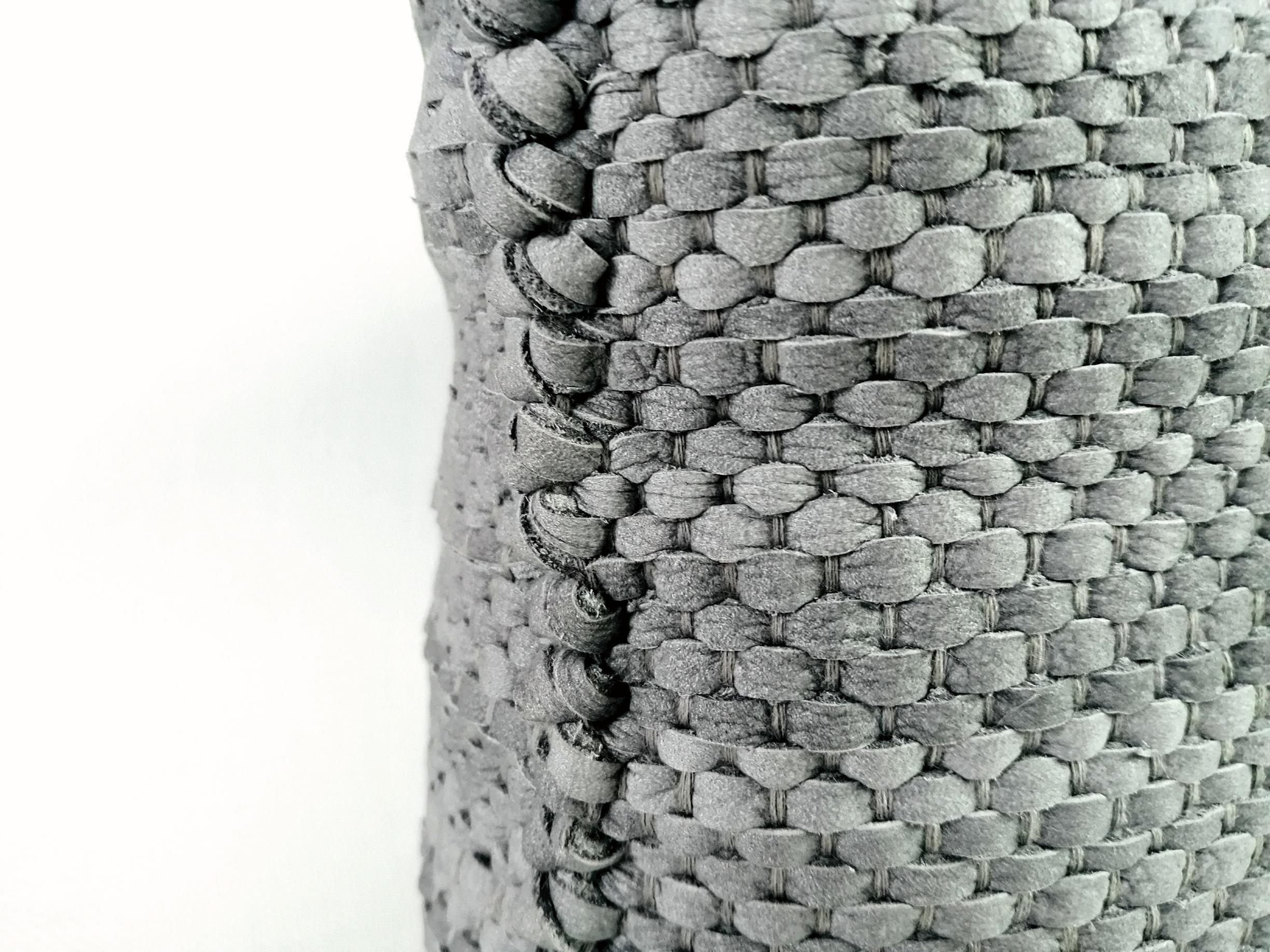 Tedesco Tessuto a mano  Cuscino in pelle Colore Grigio Pallido - Blu Forma oblunga in vendita