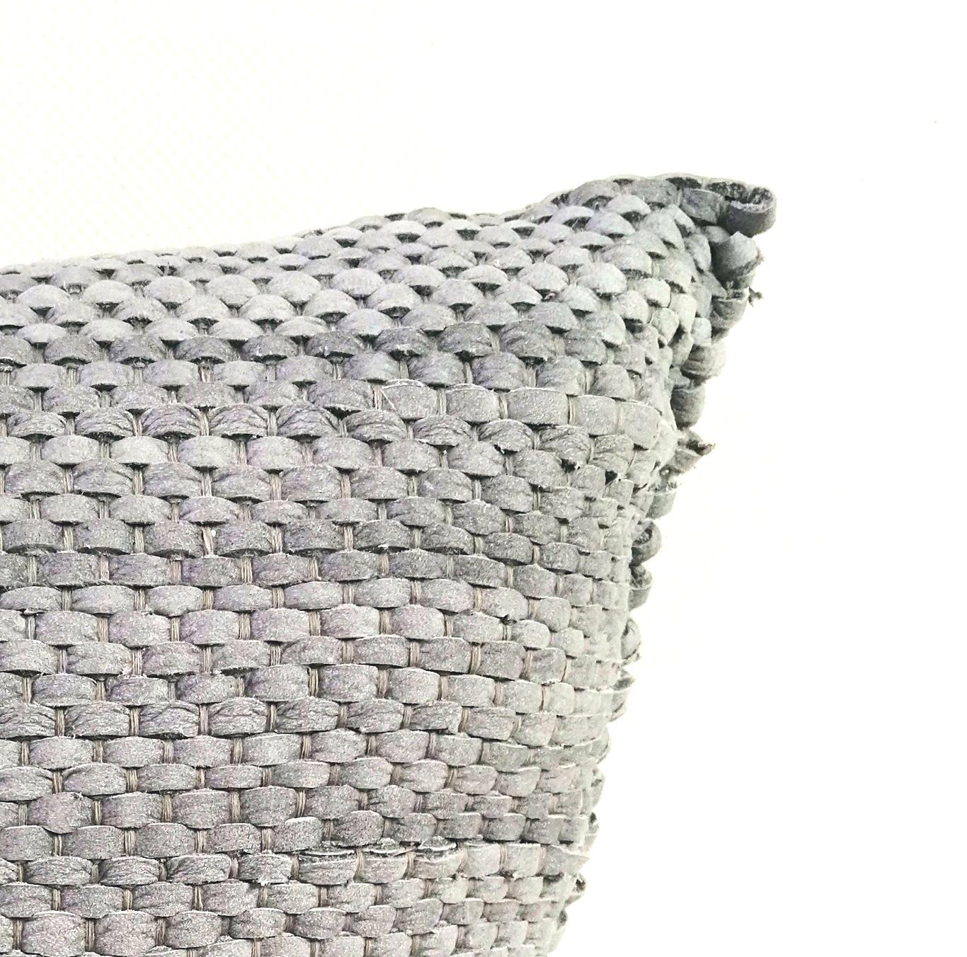 Pelle Tessuto a mano  Cuscino in pelle Colore Grigio Pallido - Blu Forma oblunga in vendita