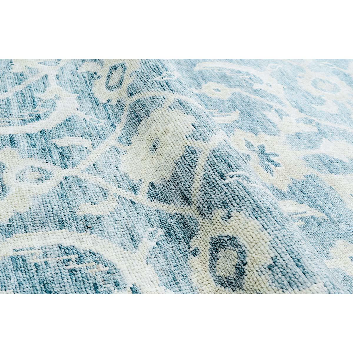 Cet élégant tapis noué à la main en provenance d'Inde. C'est une pièce douce et luxueuse tissée à partir des laines et des cotons les plus fins.
