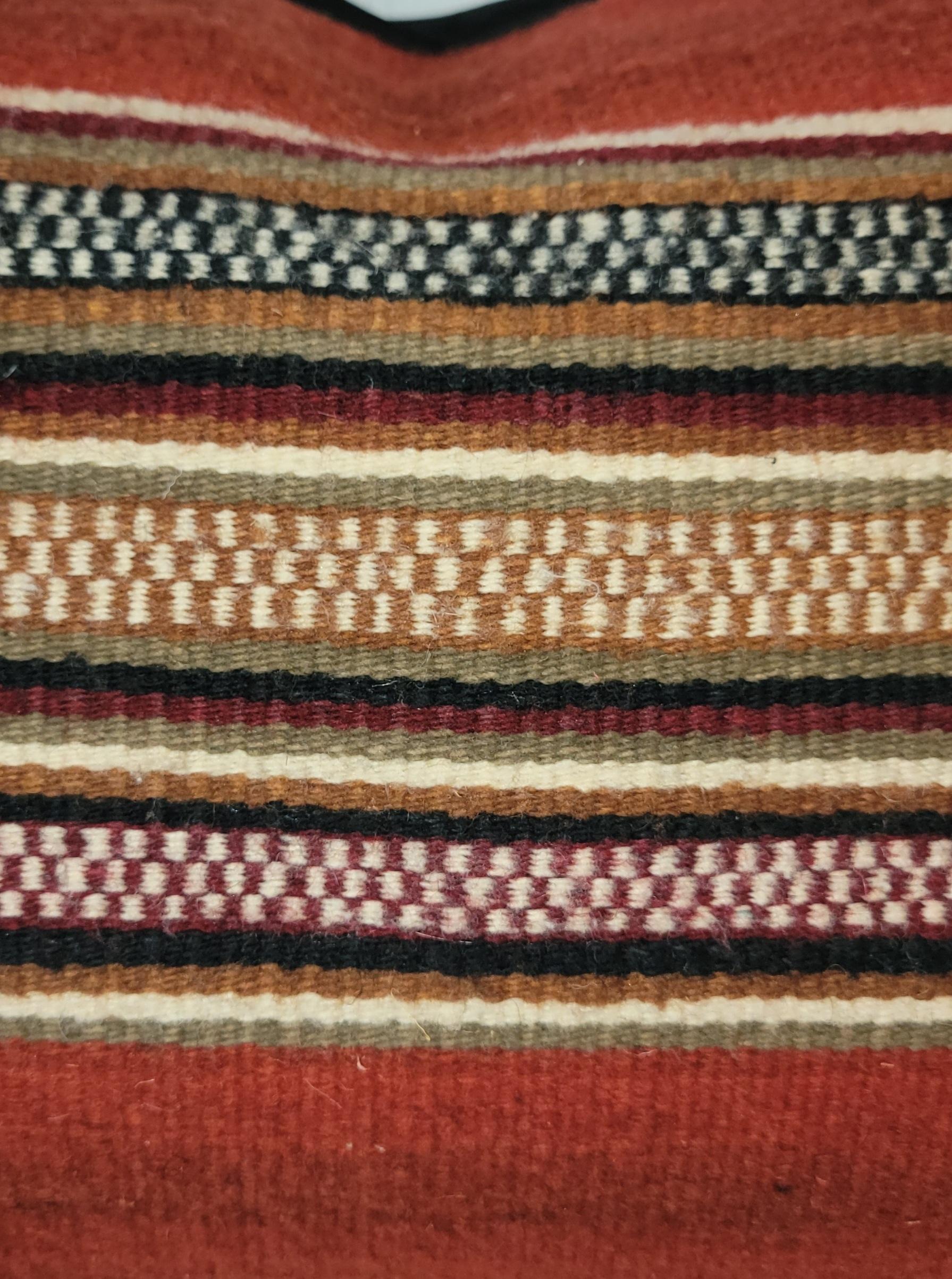 Coussins en laine rayée, le tissu vintage a été fabriqué au Mexique et le tissu a été utilisé pour créer de magnifiques coussins de couleur rouille. Support vintage noir. 