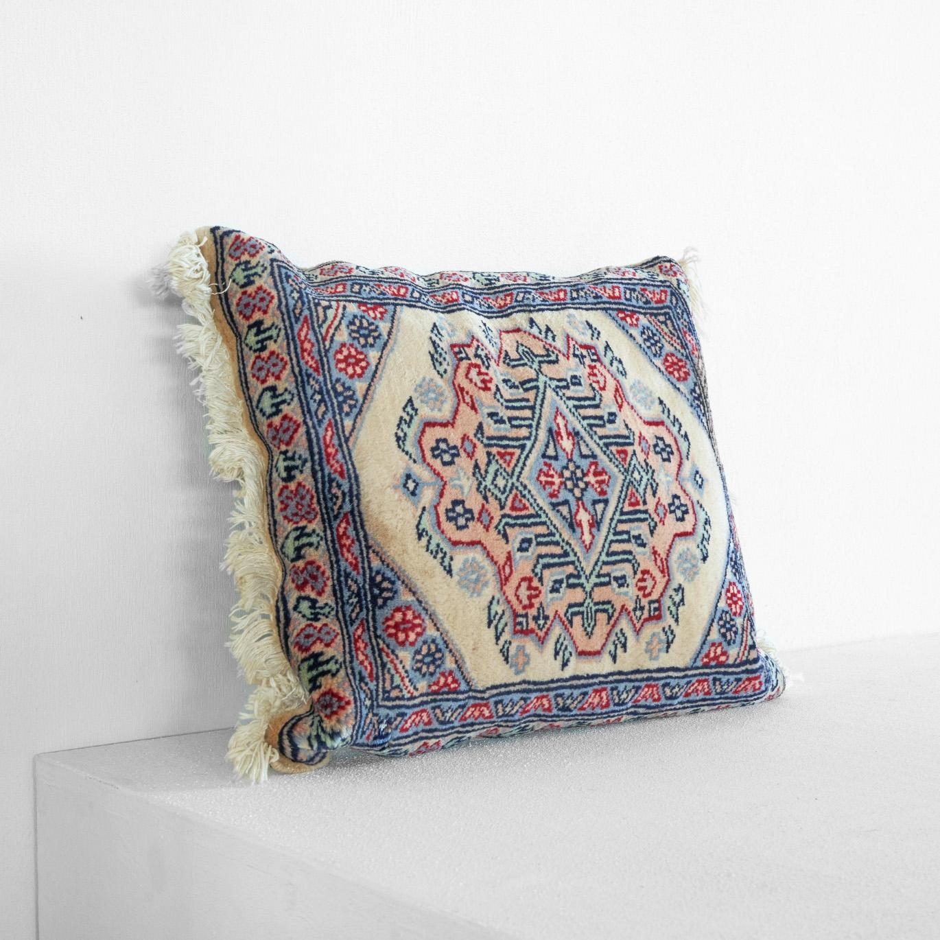 Coussin du milieu du siècle tissé à la main. Première moitié du XXe siècle.

Beau et coloré, ce coussin ancien tissé à la main est un très bel ajout à votre intérieur. Les couleurs et le motif sont élégants et la douceur du coussin vous apportera