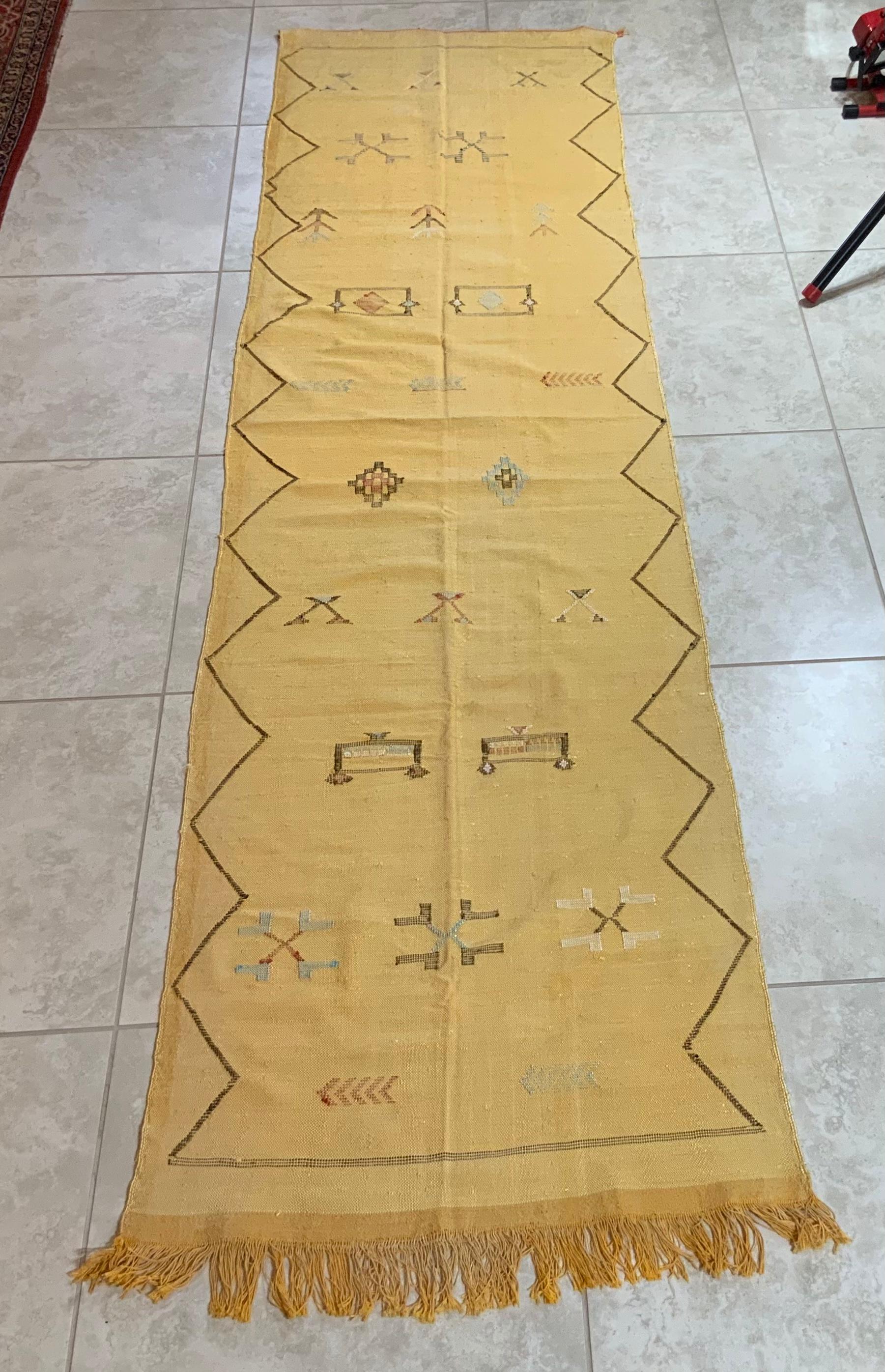 Magnifique chemin de tapis tissé à la main en soie de cactus avec de doux motifs géométriques multicolores sur un fond de couleur camel, agréable au toucher. Excellent complément décoratif pour n'importe quelle pièce.