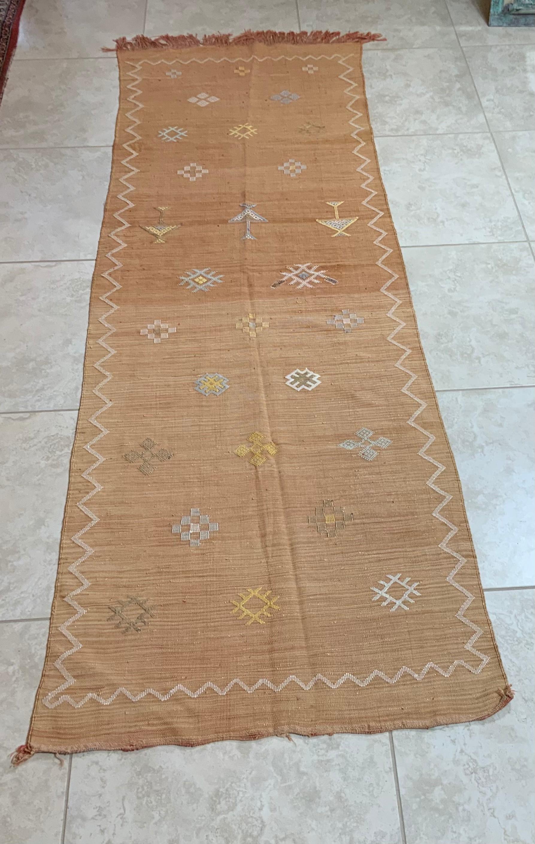 Hand Woven Moroccan Cactus Silk Style Flat-Weave Kilim Runner In Good Condition In Delray Beach, FL