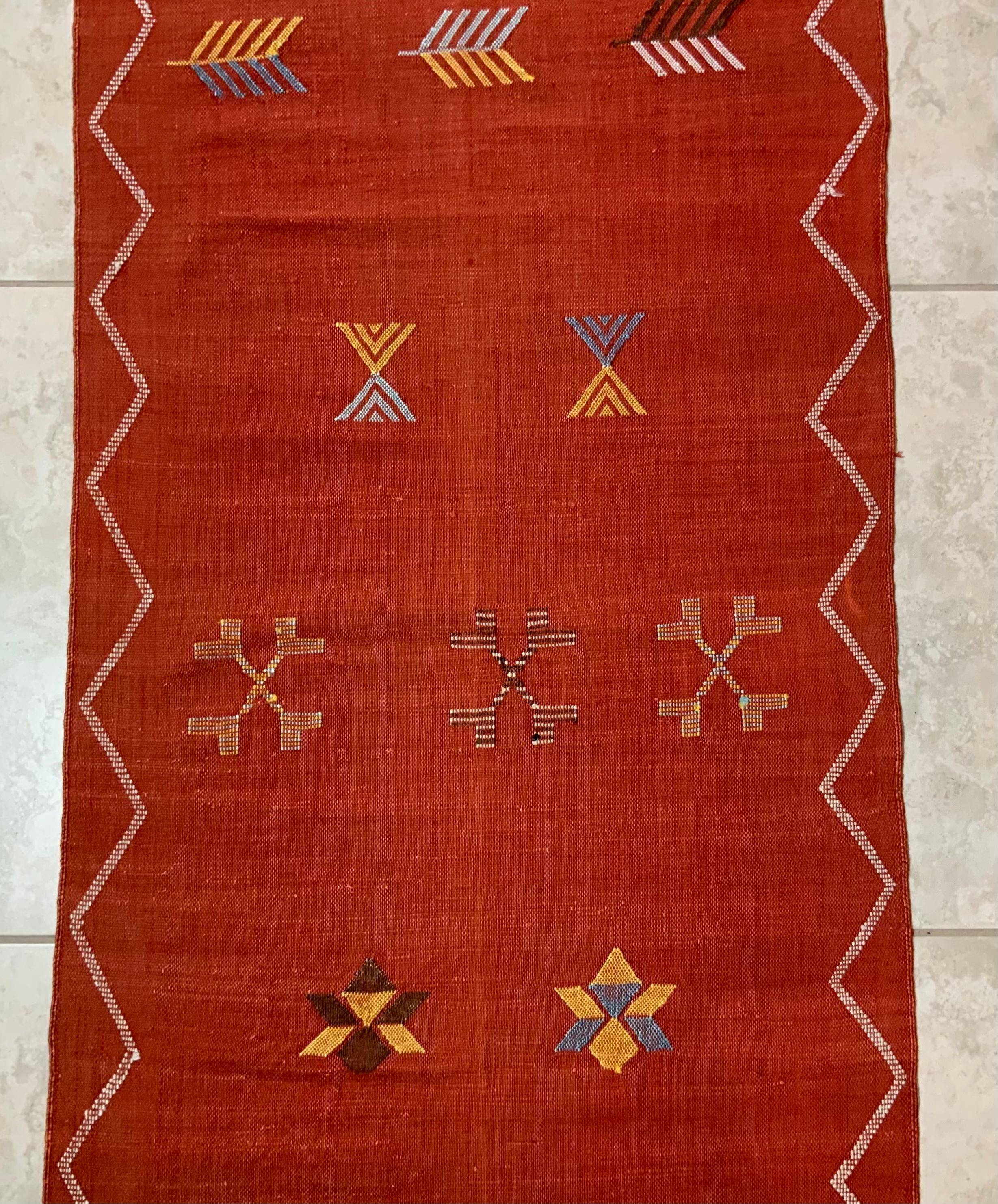 Contemporary Hand Woven Moroccan Cactus Style Silk Flat-Weave Kilim Runner For Sale