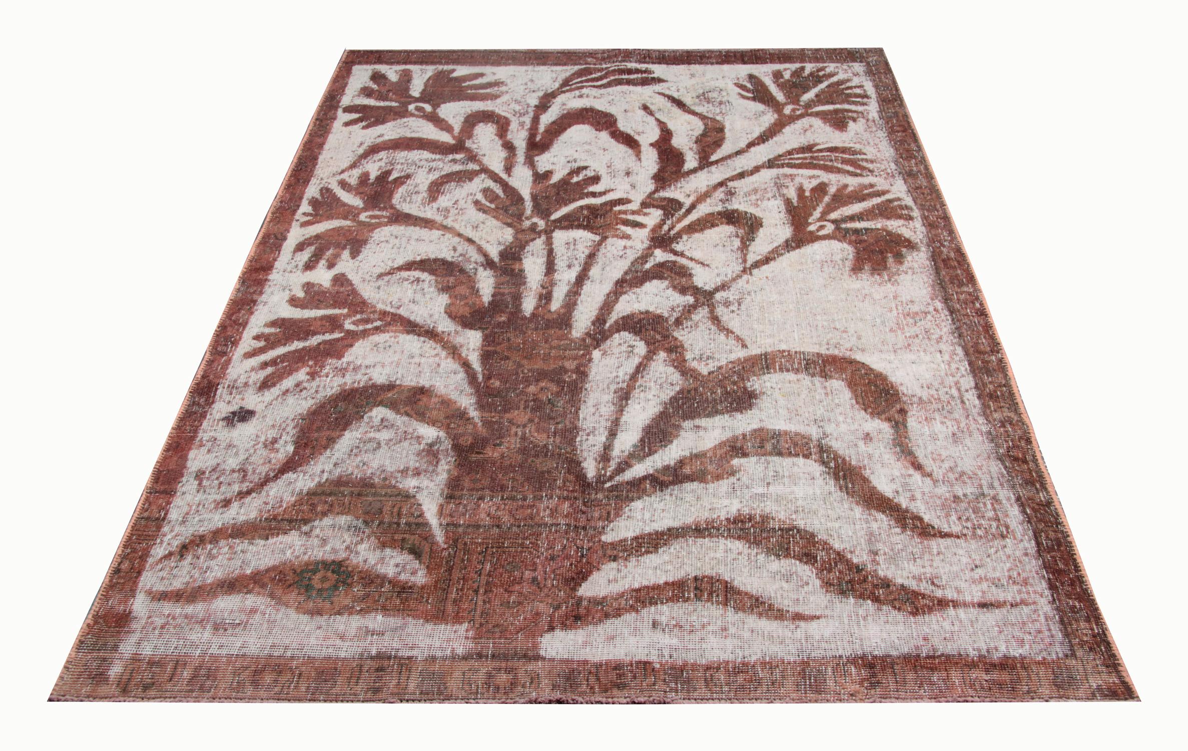 This handwoven vintage Turkish carpet features a hand painted floral red pattern on a white background on this Oriental rug. These floral patterned rugs can be used as the centre of attention in any room and are a fantastic example of Turkish area
