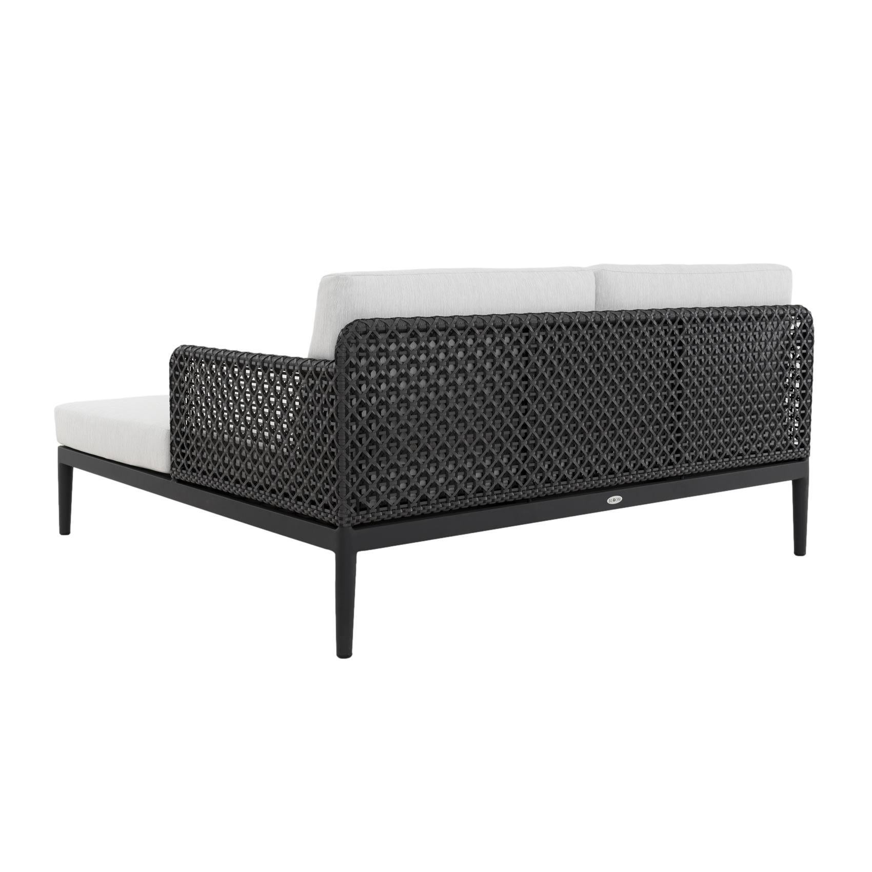 Modern Hand-Woven Outdoor Daybed in White Powder Coated Aluminum Frame For Sale