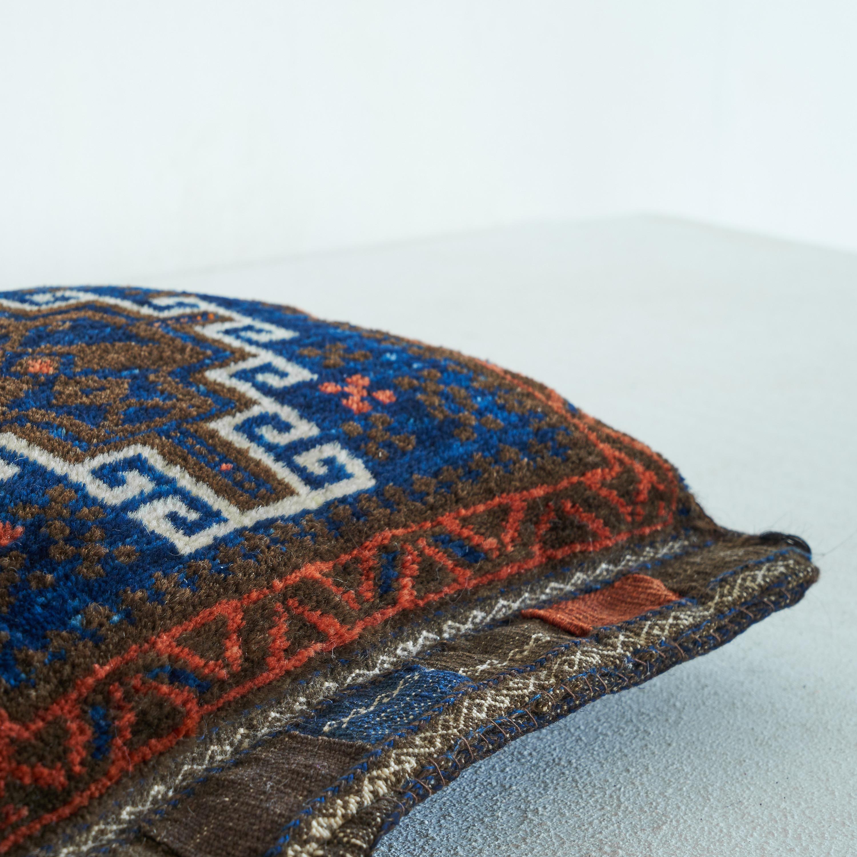 Hand Woven Persian Pillow with Symmetrical Decor 1930s In Good Condition For Sale In Tilburg, NL