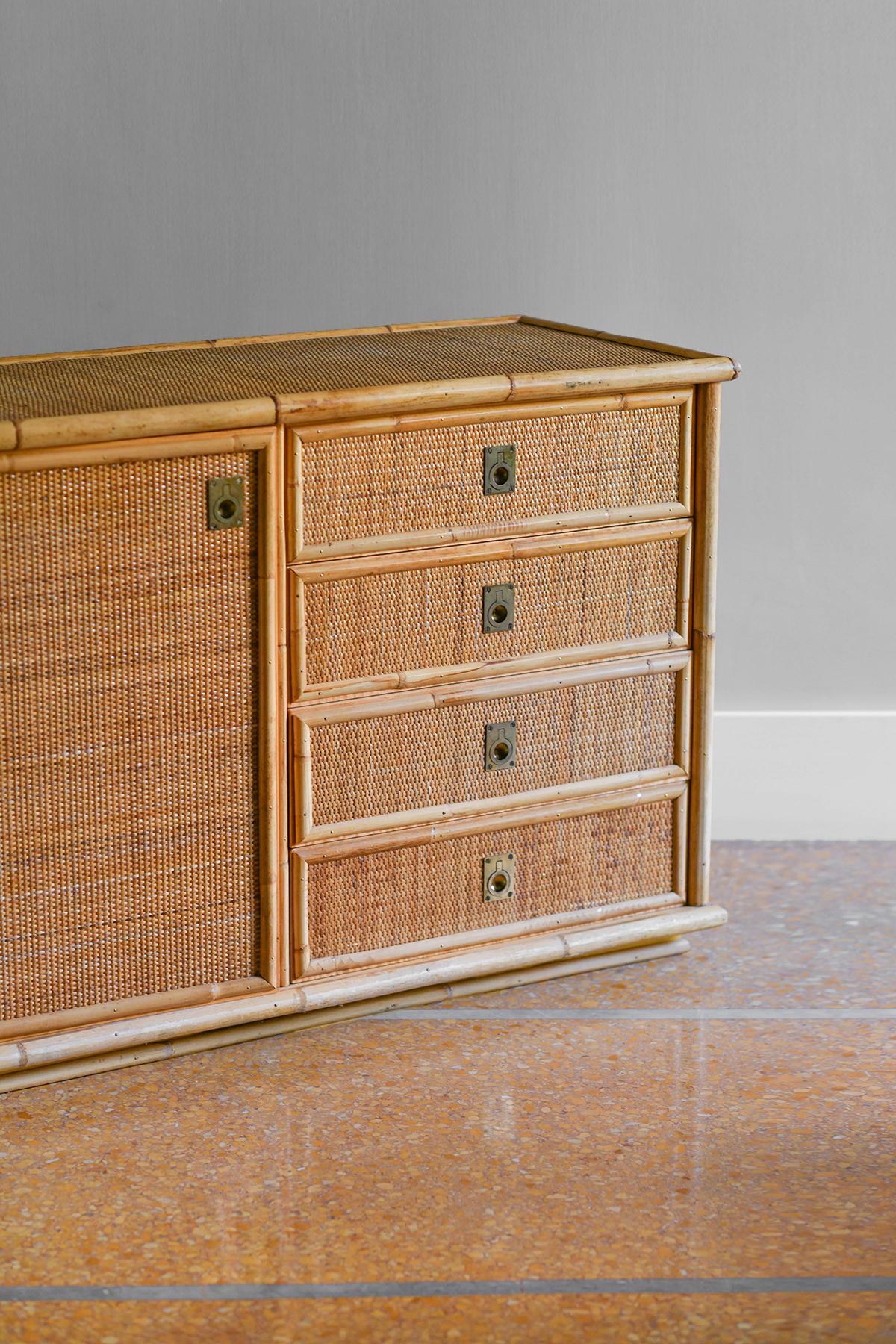 Hand-woven rattan and bamboo sideboard, 1970
Product details
Dimensions: 123 W x 75 H x 46 D cm
Production Dal Vera, Italy 1970. Brass handles.