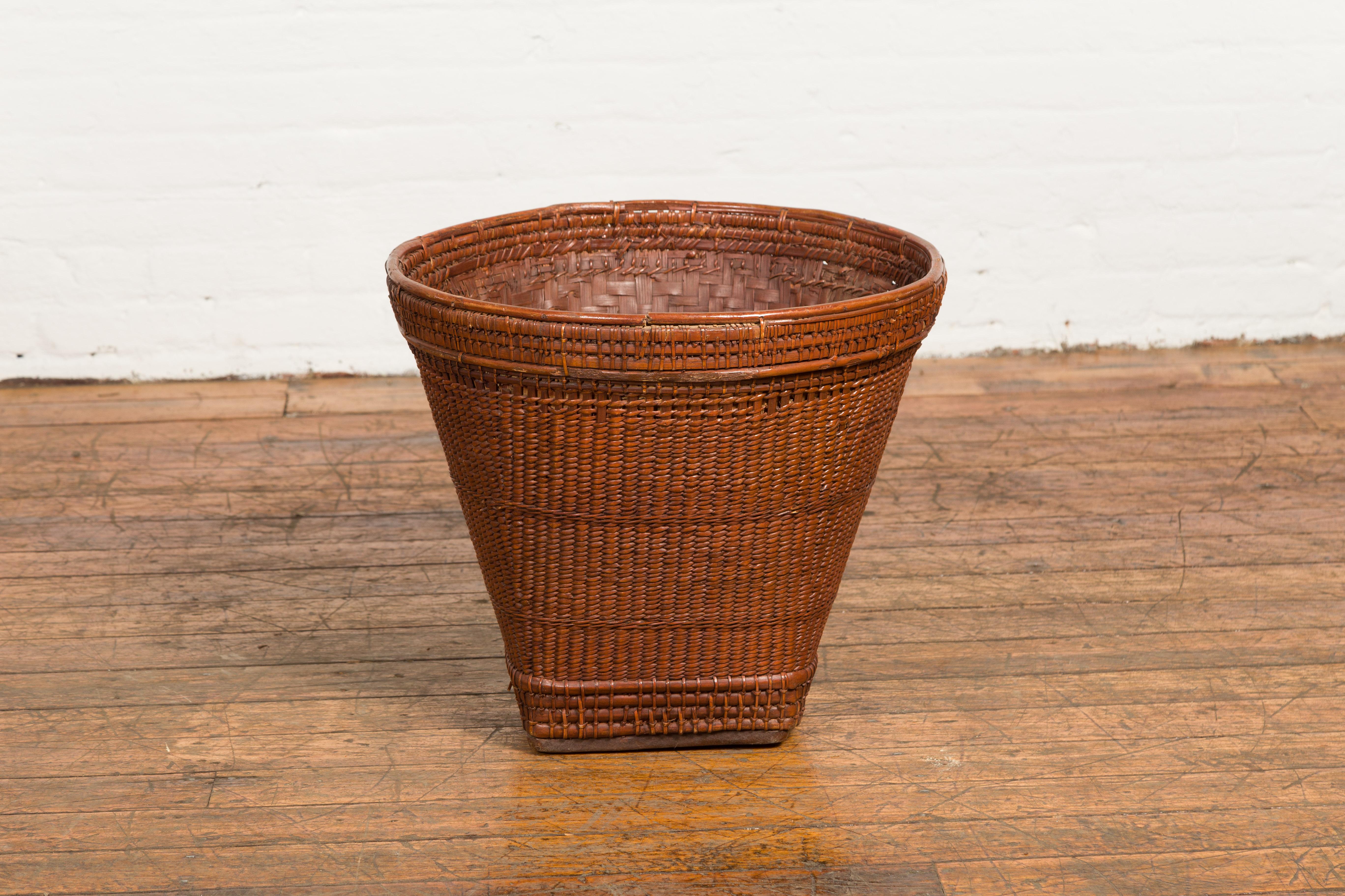 Hand Woven Rattan and Bamboo Thai 19th Century Grain Basket with Tapering Lines For Sale 7