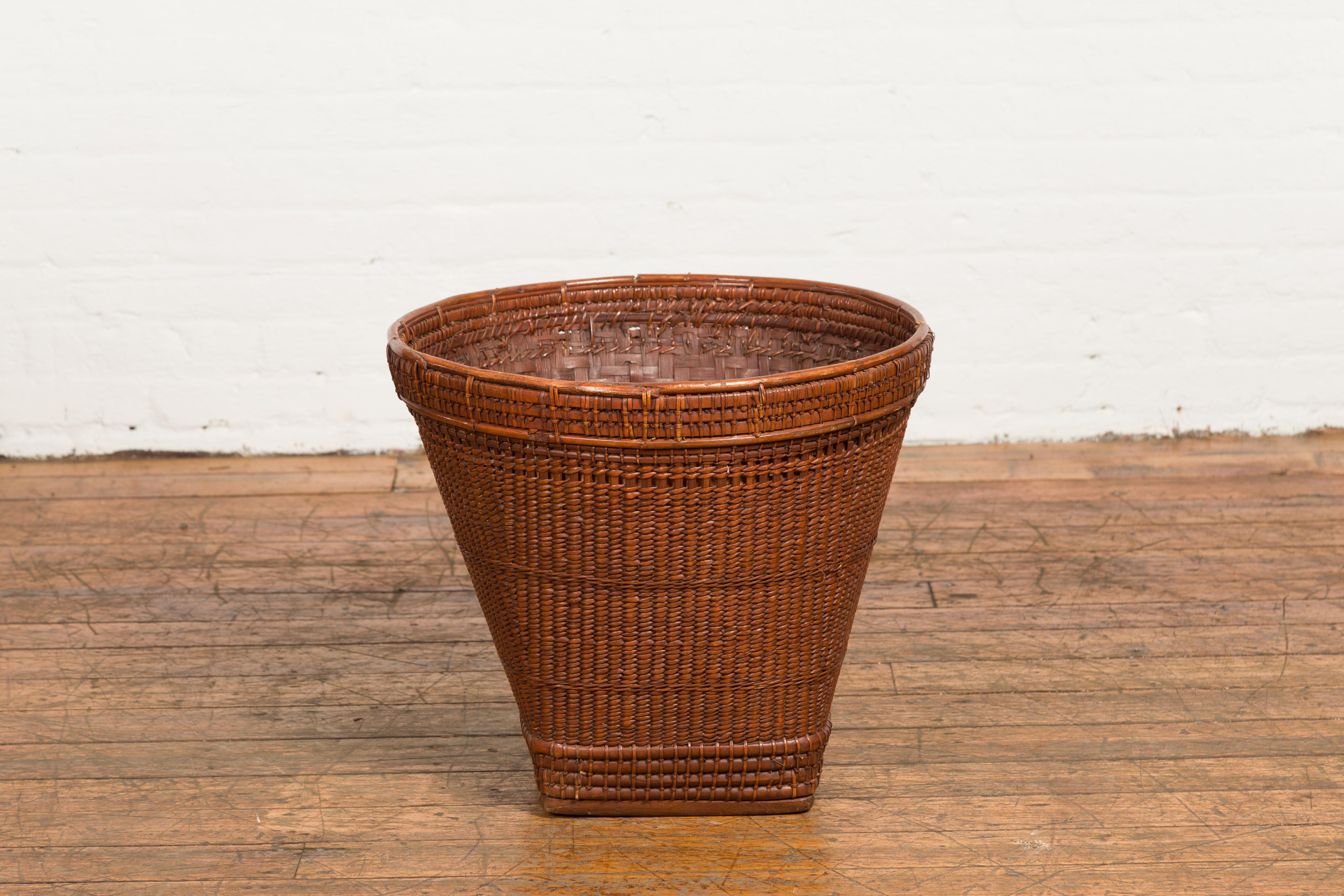 Hand Woven Rattan and Bamboo Thai 19th Century Grain Basket with Tapering Lines For Sale 8