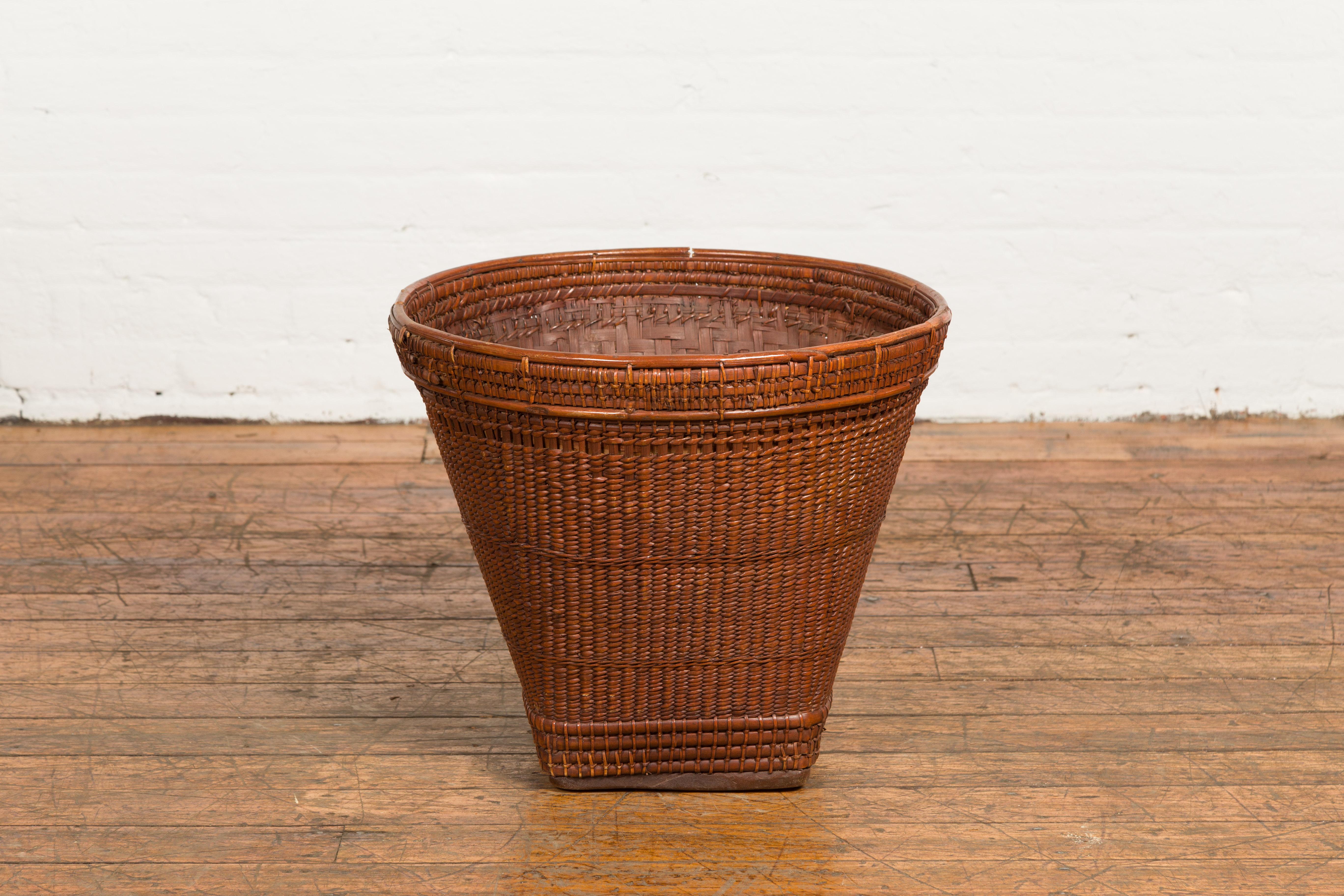 Hand Woven Rattan and Bamboo Thai 19th Century Grain Basket with Tapering Lines For Sale 9
