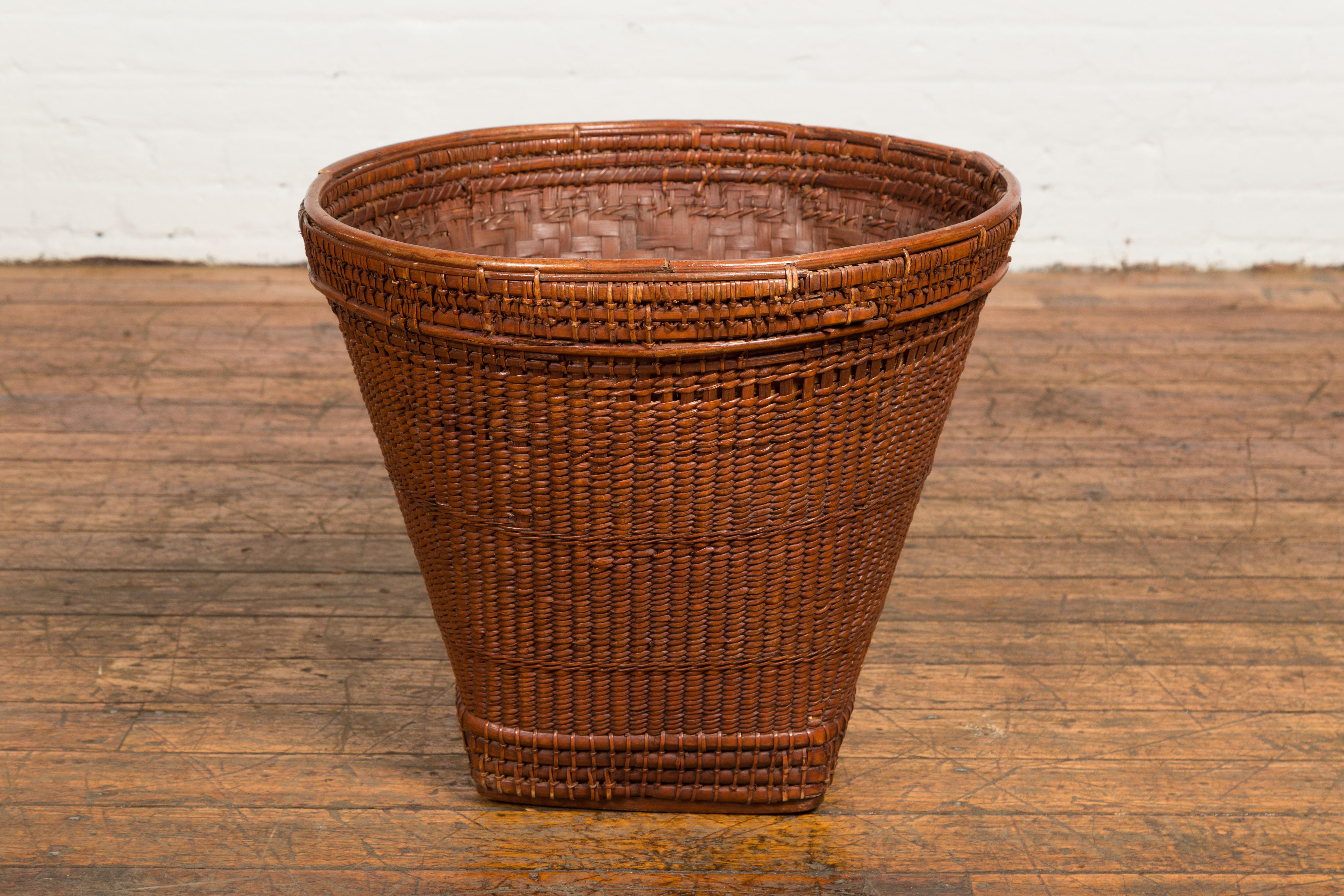 Hand Woven Rattan and Bamboo Thai 19th Century Grain Basket with Tapering Lines For Sale 1