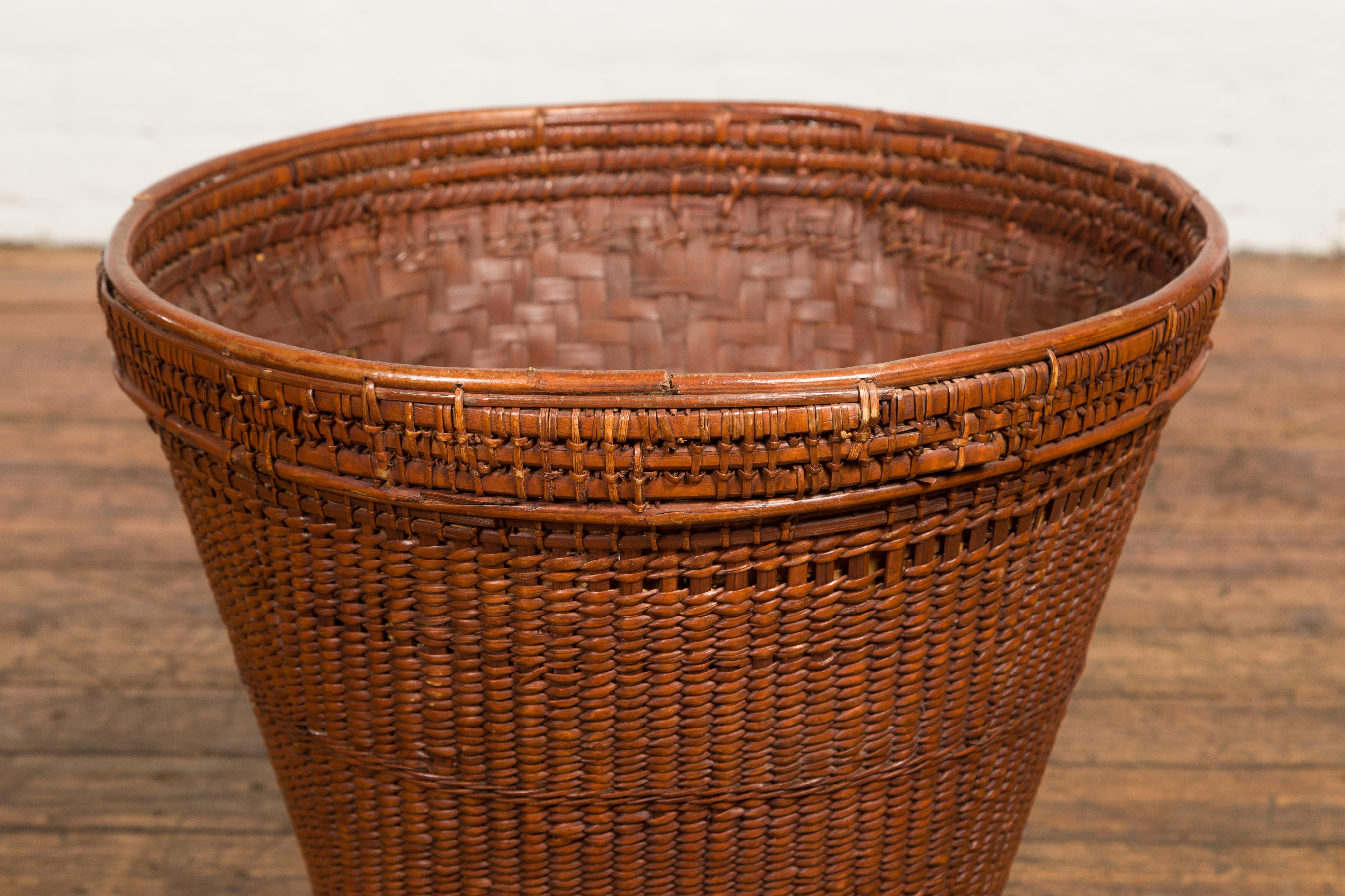 Hand Woven Rattan and Bamboo Thai 19th Century Grain Basket with Tapering Lines For Sale 2