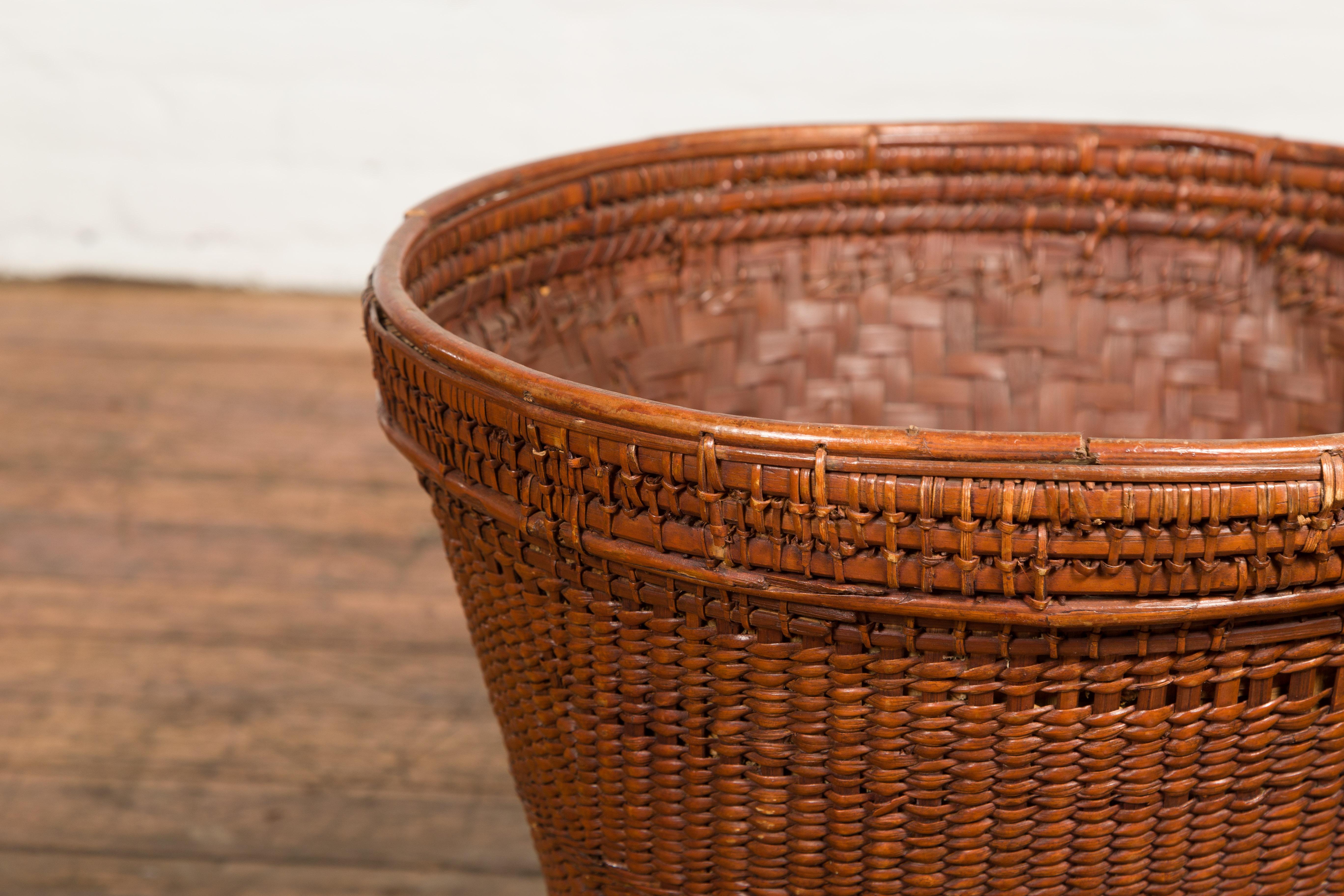 Hand Woven Rattan and Bamboo Thai 19th Century Grain Basket with Tapering Lines For Sale 3