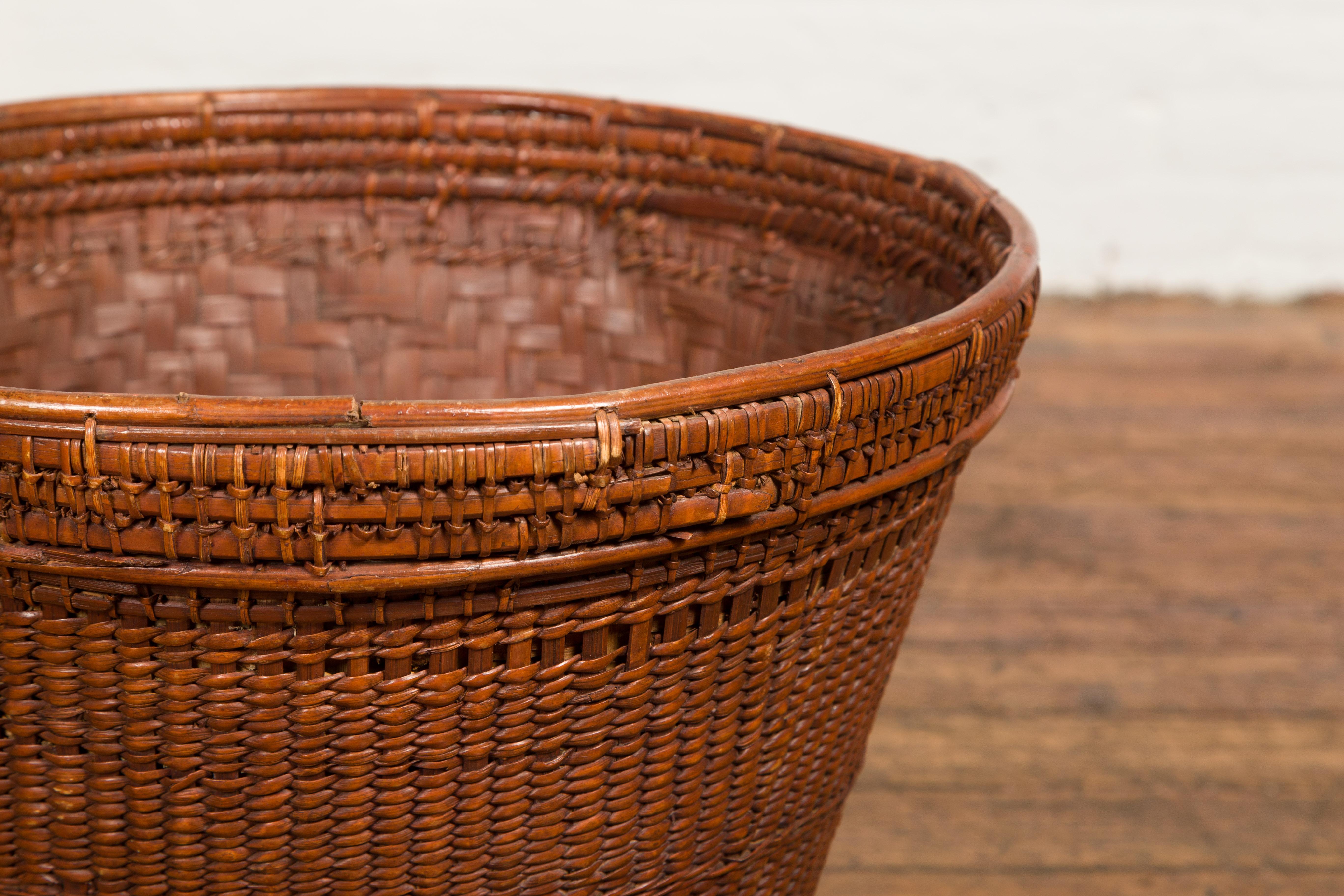 Hand Woven Rattan and Bamboo Thai 19th Century Grain Basket with Tapering Lines For Sale 4