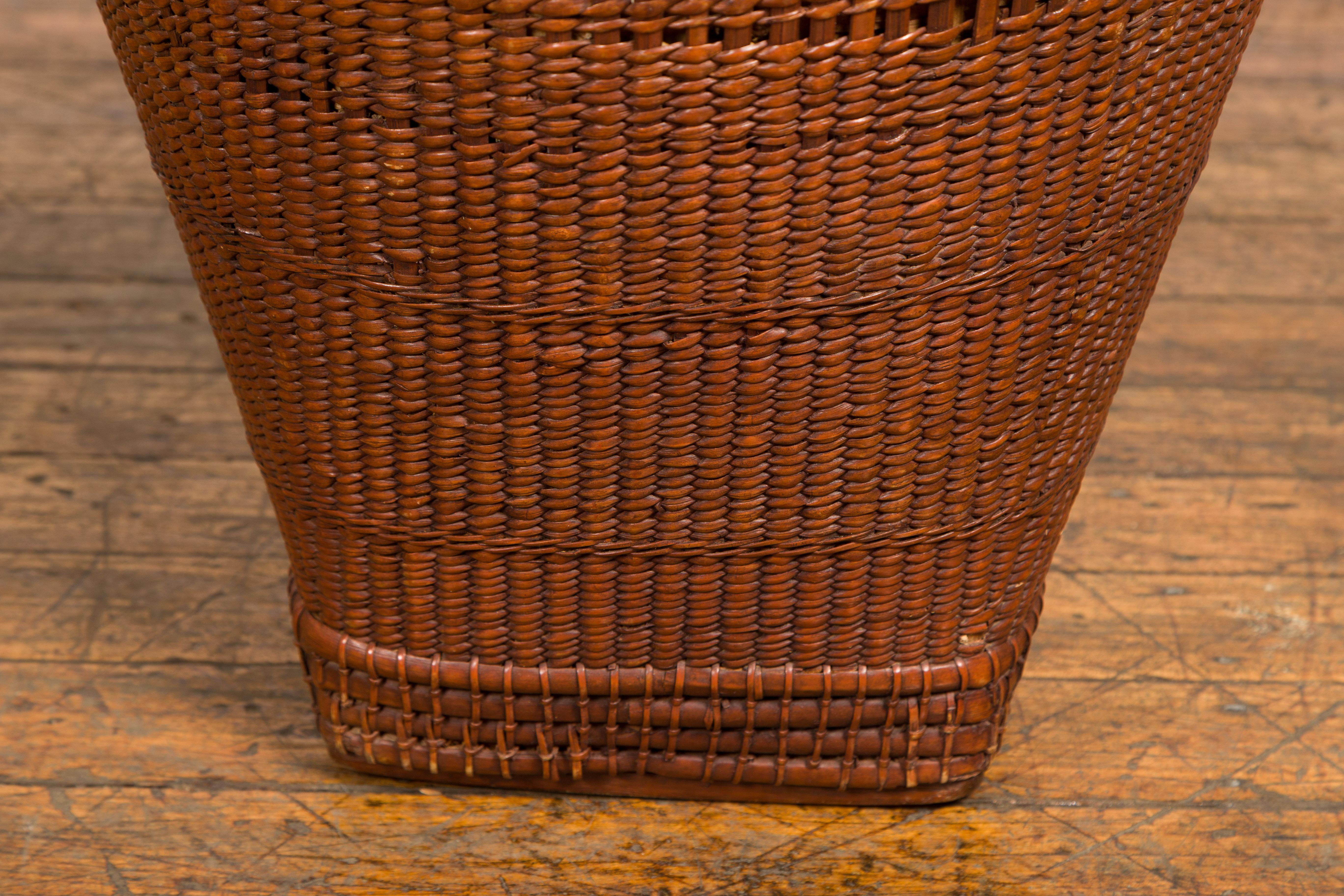 Hand Woven Rattan and Bamboo Thai 19th Century Grain Basket with Tapering Lines For Sale 5