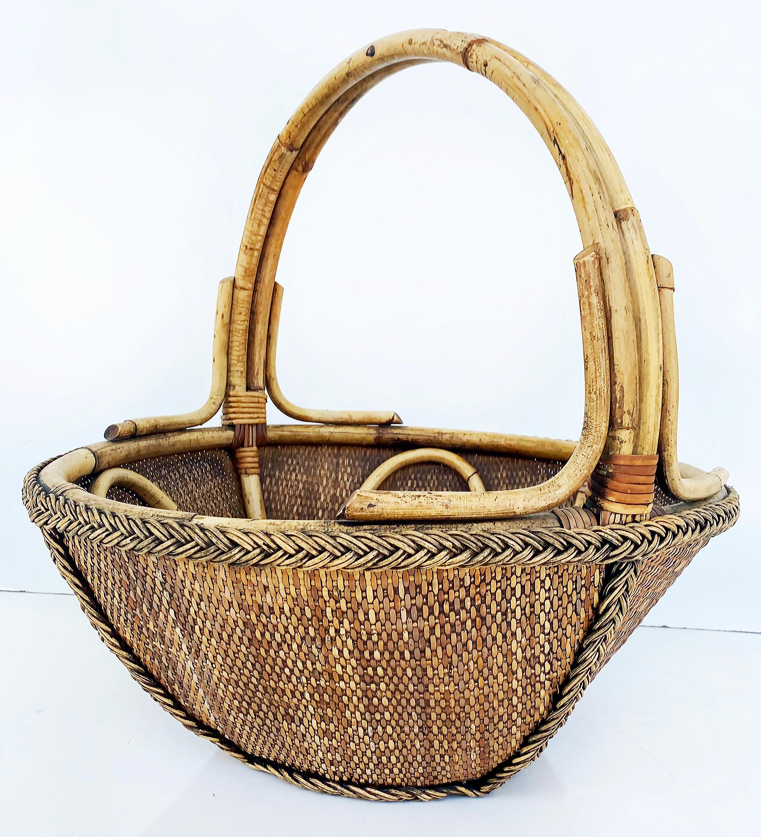 Hand-Woven Rattan and Reed Basket with Handle and Braided Border In Good Condition For Sale In Miami, FL